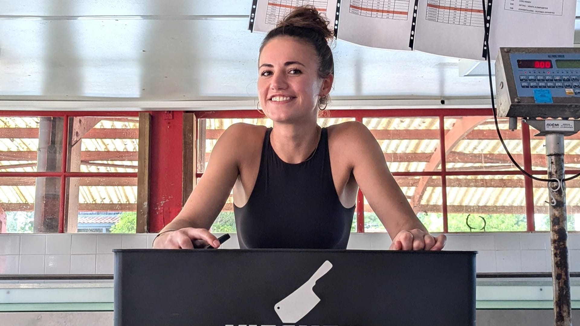 Clara Hunger vor der "Kitchen Impossible"-Box: Die Hamburger Jungköchin tritt gegen Tim Mälzer an.