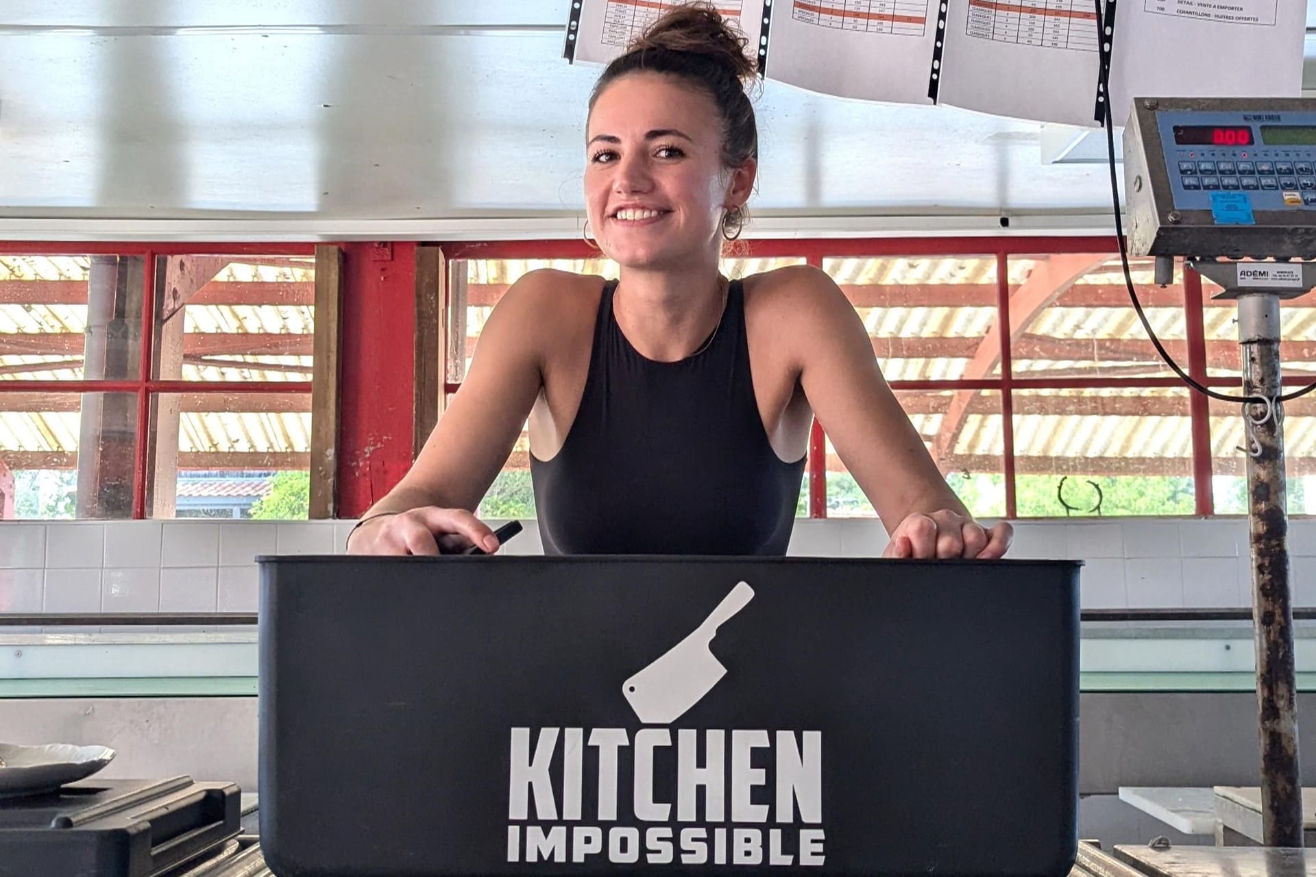 Clara Hunger vor der "Kitchen Impossible"-Box: Die Hamburger Jungköchin tritt gegen Tim Mälzer an.