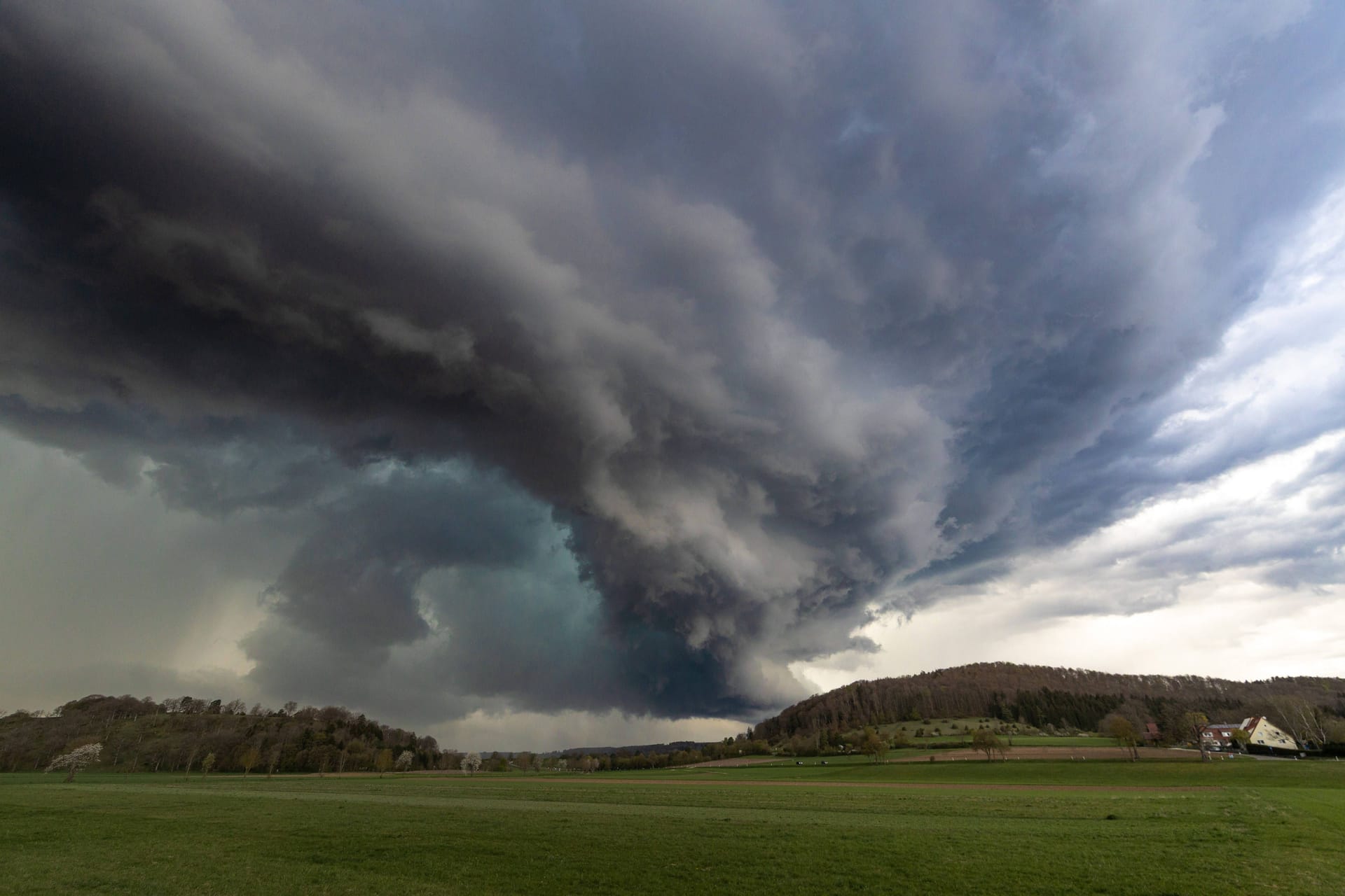 Ein Gewitter über Baden-Württemberg: Das Wetter in Deutschland schwingt am ersten Maiwochenende um.