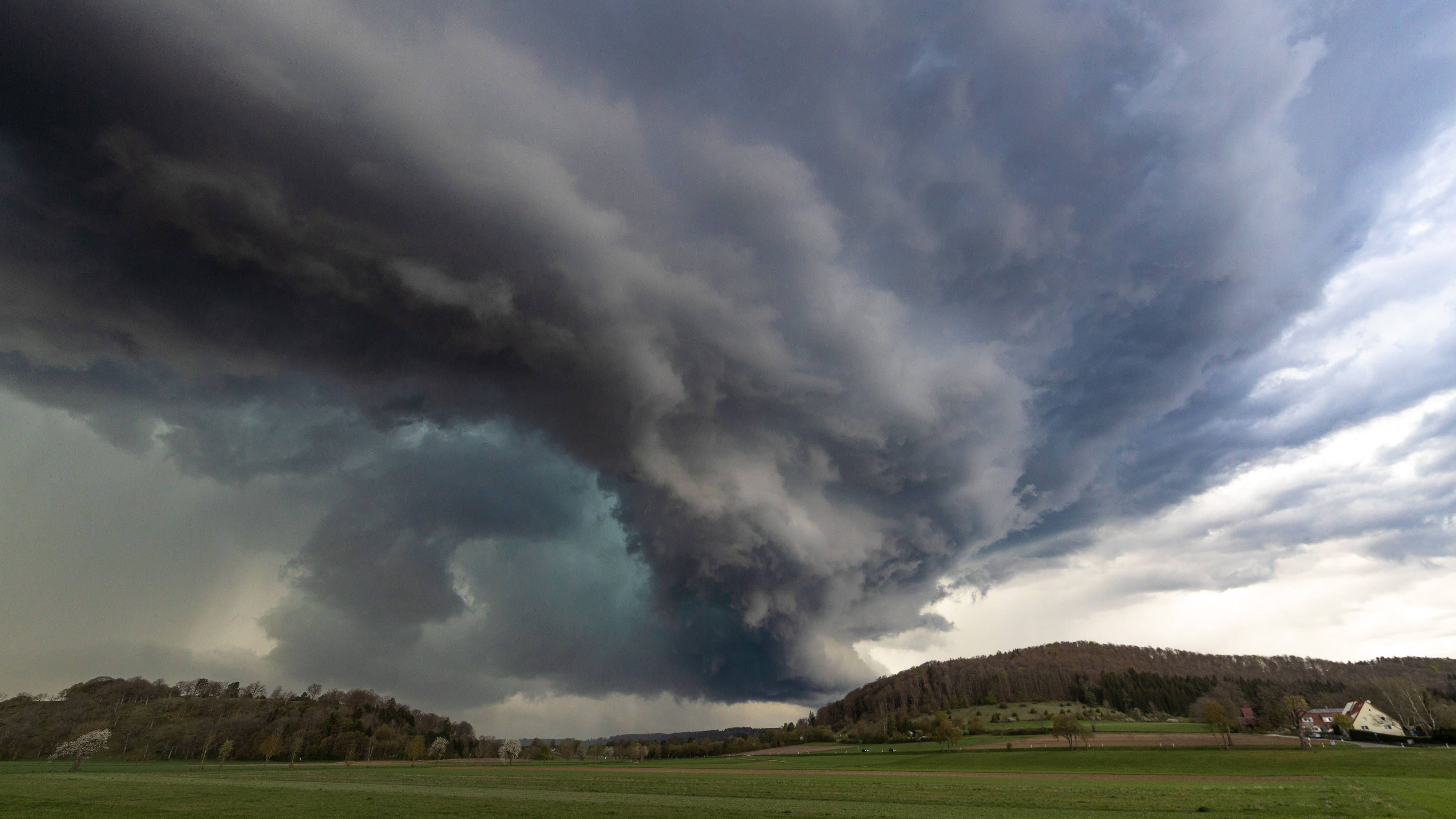 Ein Gewitter über Baden-Württemberg: Das Wetter in Deutschland schwingt am ersten Maiwochenende um.