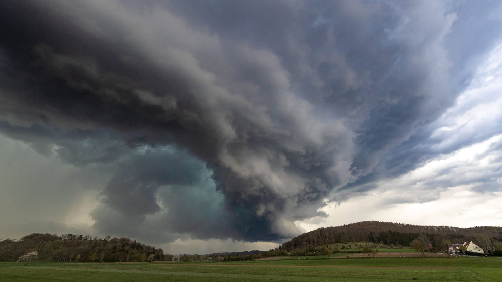Ein Gewitter über Baden-Württemberg: Das Wetter in Deutschland schwingt am ersten Maiwochenende um.