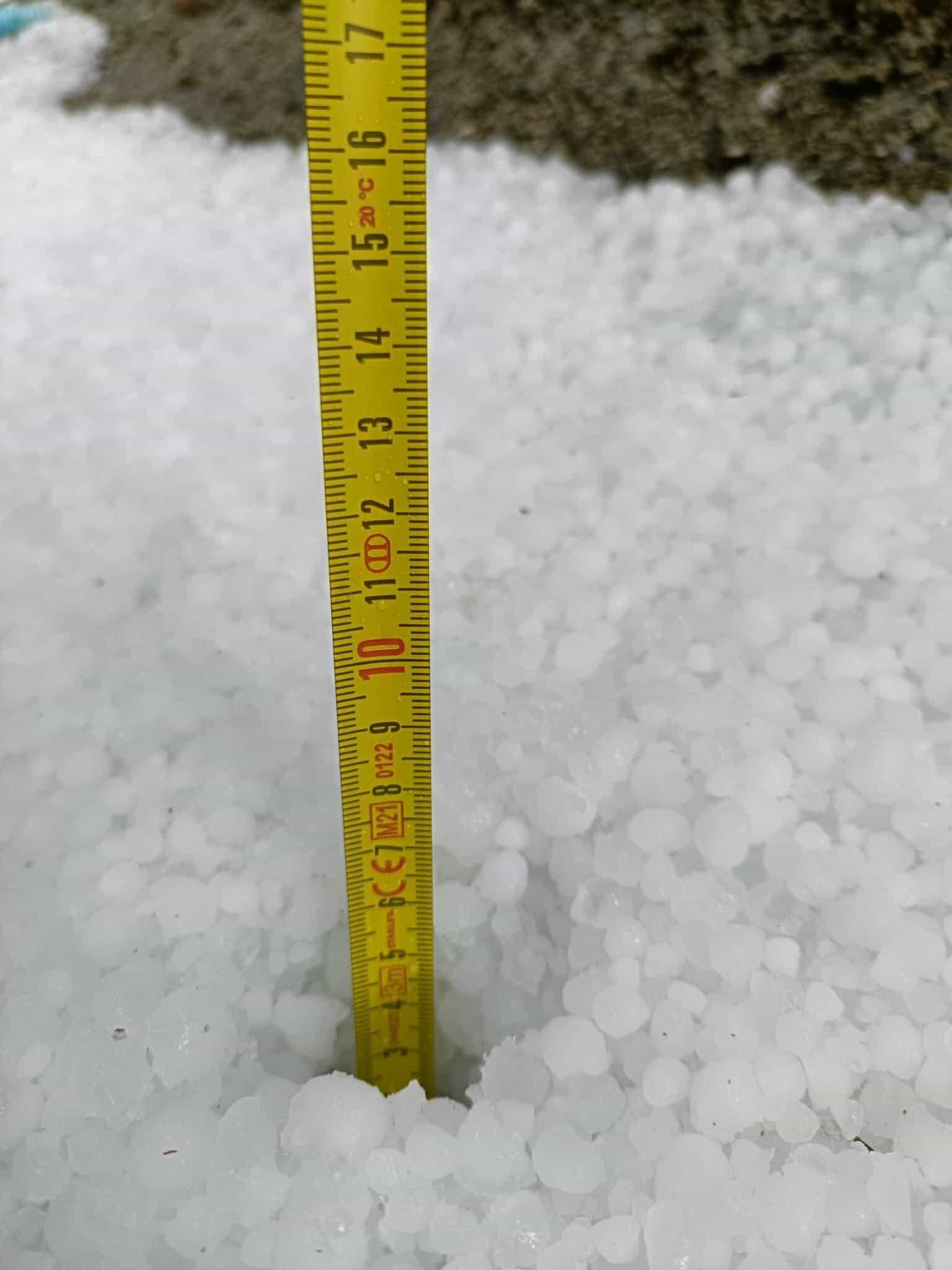Hagel in Norditalien: Betroffene posteten dieses Foto einer Hagelschicht auf Facebook.