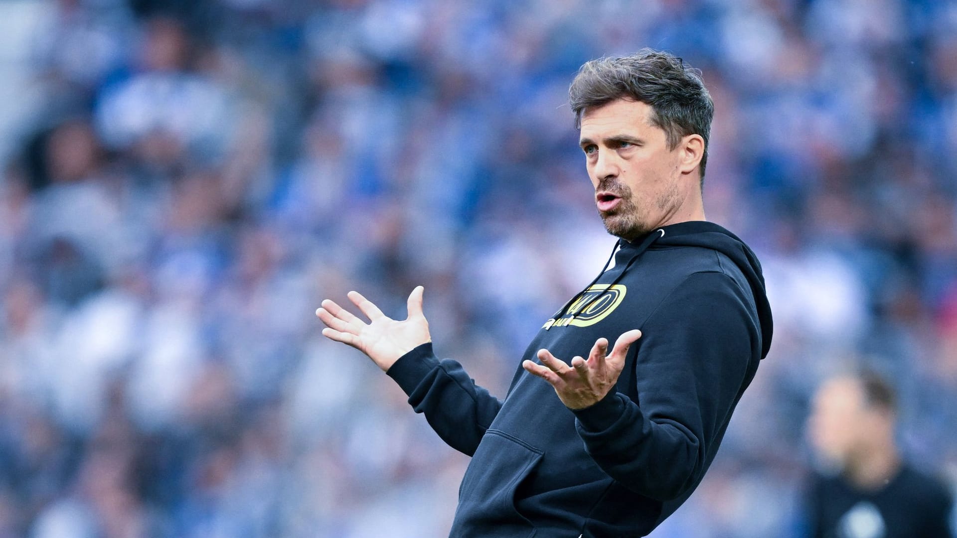 Dynamo-Coach Thomas Stamm in Aktion an der Seitenlinie (Archivfoto): Auf Facebook wird er imitiert. Dynamo-Coach Thomas Stamm in Aktion an der Seitenlinie (Archivfoto): Auf Facebook wird er imitiert.