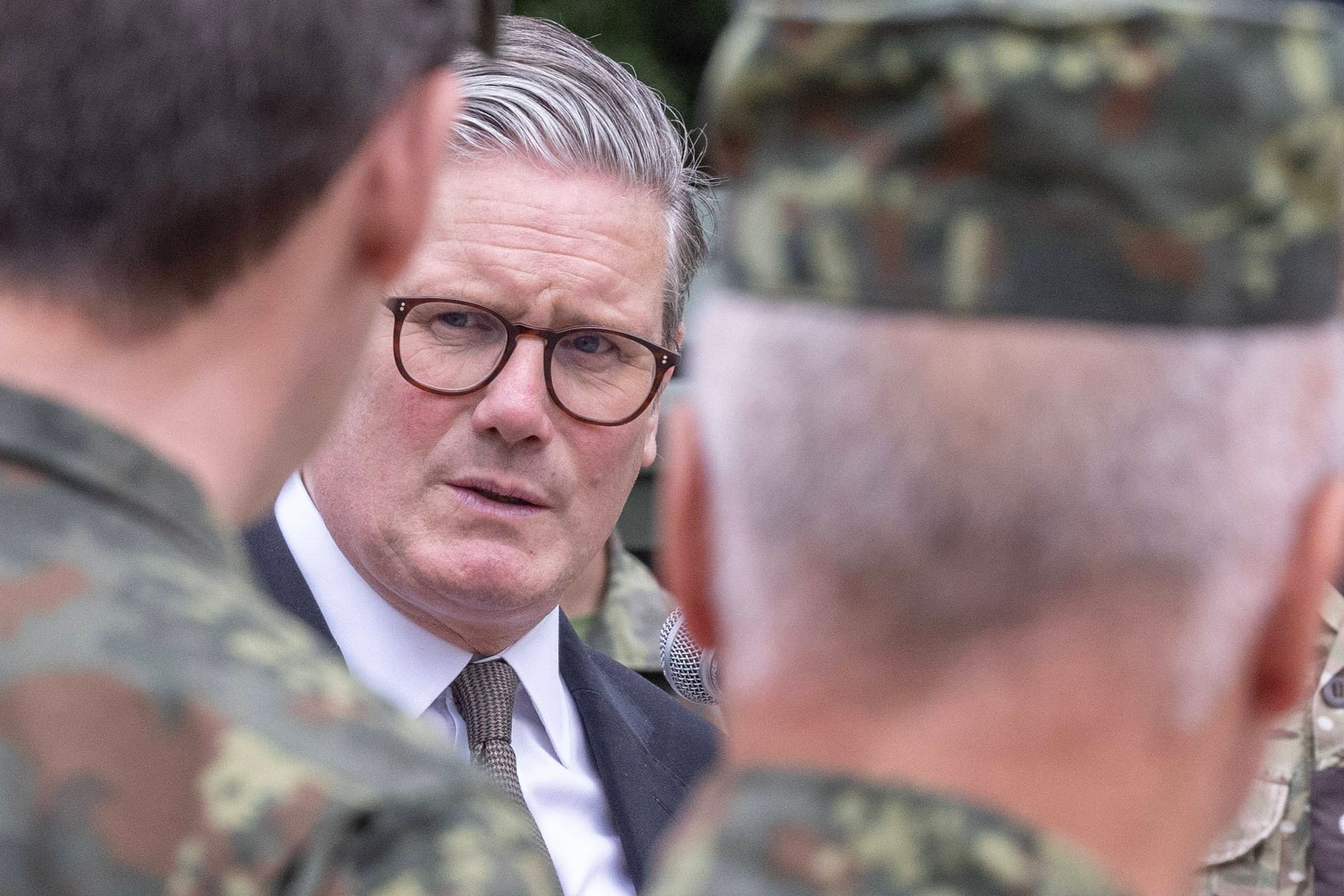 Großbritanniens Premier Keir Starmer (M.) beim Truppenbesuch.