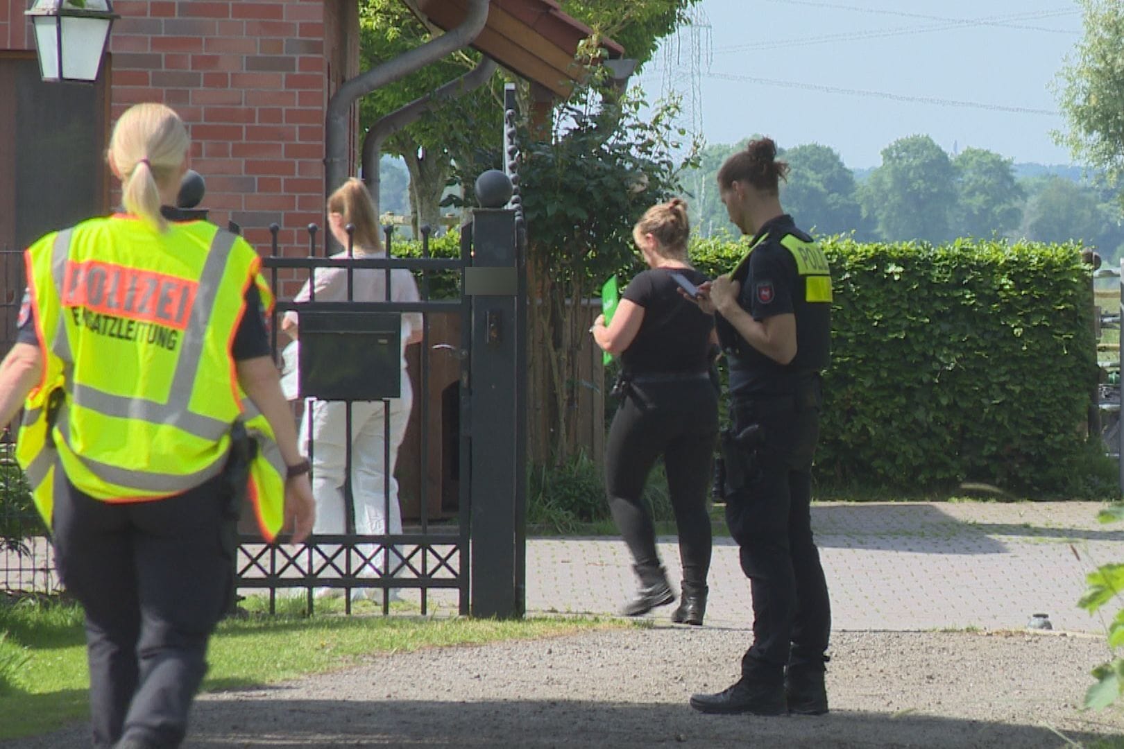 Einsatzkräfte vor dem Haus: Die Frau wurde am Tatort festgenommen.