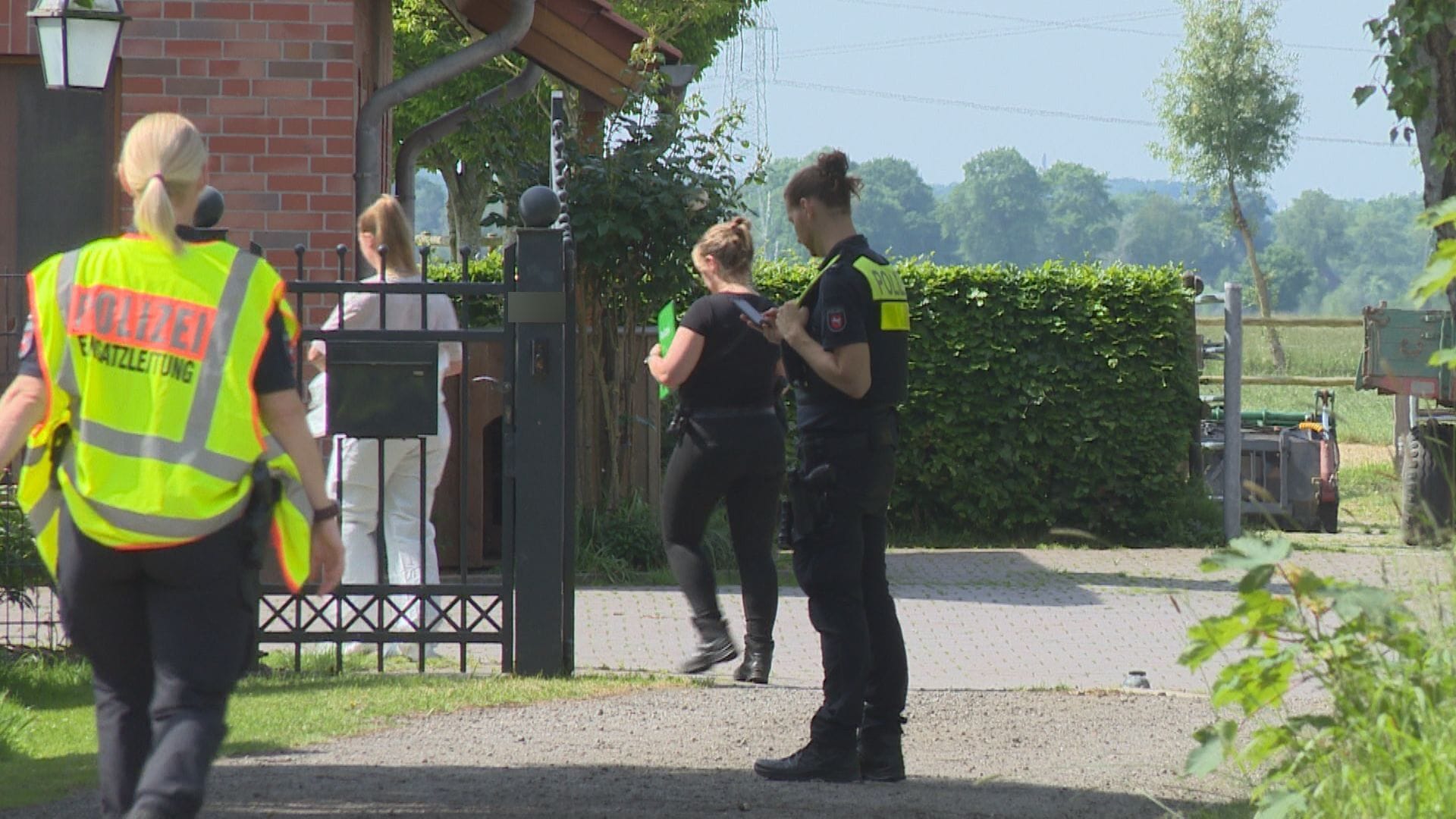 Einsatzkräfte vor dem Haus: Die Frau wurde am Tatort festgenommen.
