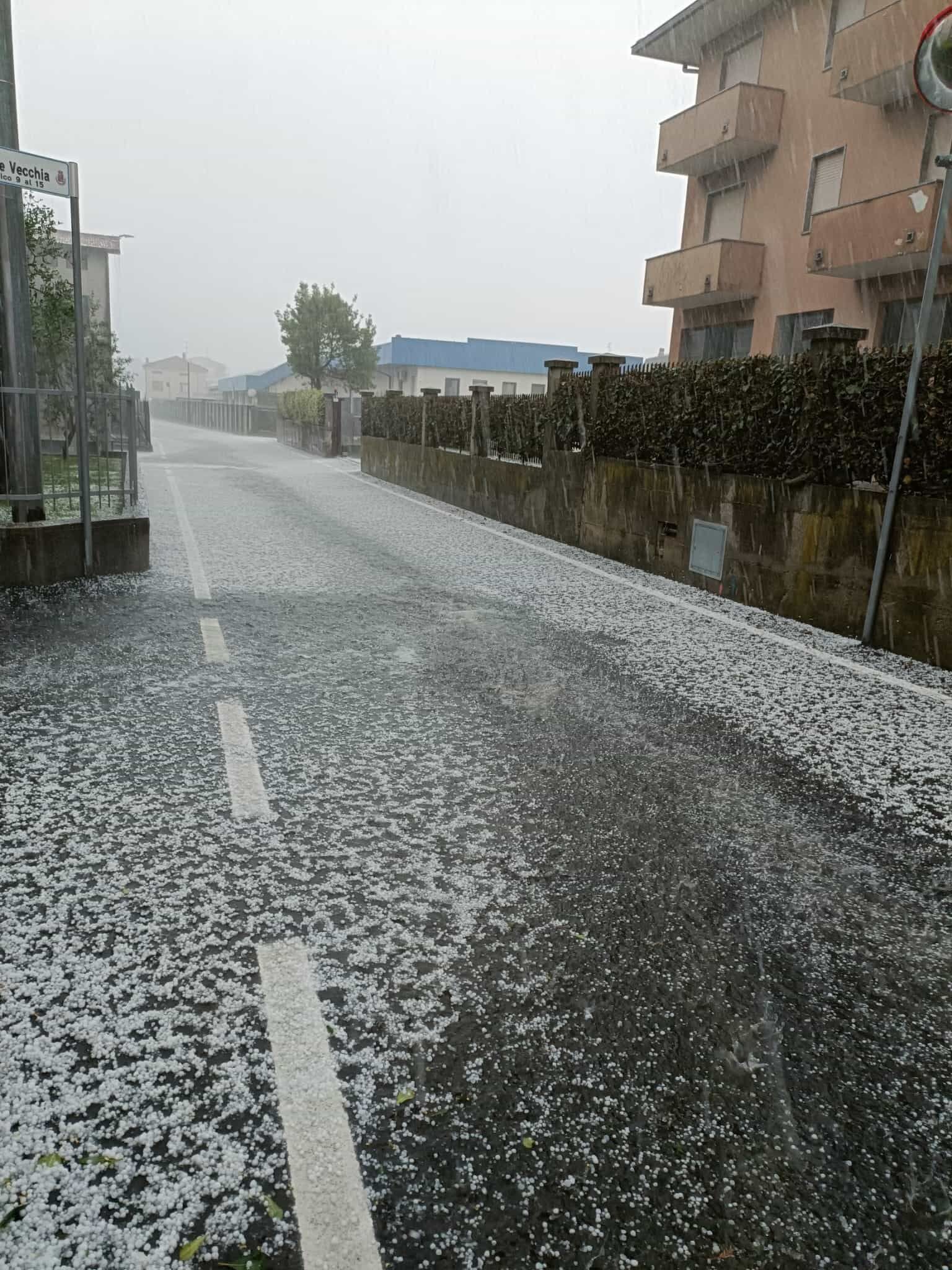 Als hätte es geschneit: Eine Straße in Olginate ist mit Hagelkörnern bedeckt.