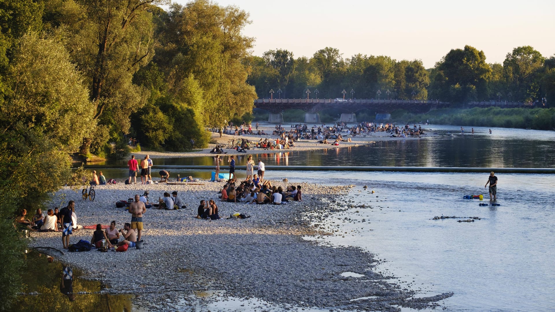 Zahlreiche Münchner genießen die Abende an der Isar (Archivbild): Zwischen Thalkirchner Brücke und Flauchersteg warnt die Stadt jetzt aber vor Stahlträgern. Zahlreiche Münchner genießen die Abende an der Isar (Archivbild): Zwischen Thalkirchner Brücke und Flauchersteg warnt die Stadt jetzt aber vor Stahlträgern.