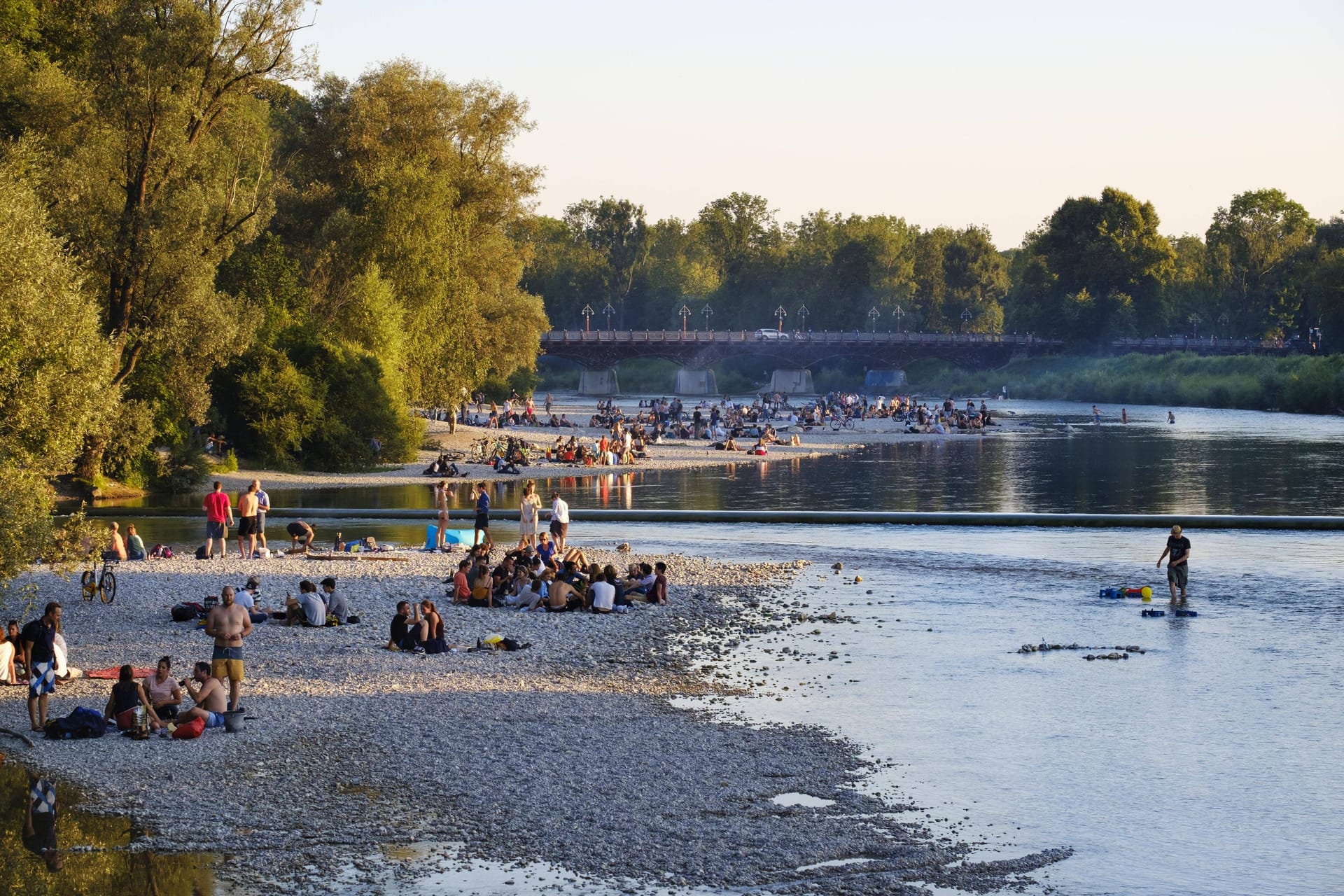 Zahlreiche Münchner genießen die Abende an der Isar (Archivbild): Zwischen Thalkirchner Brücke und Flauchersteg warnt die Stadt jetzt aber vor Stahlträgern.