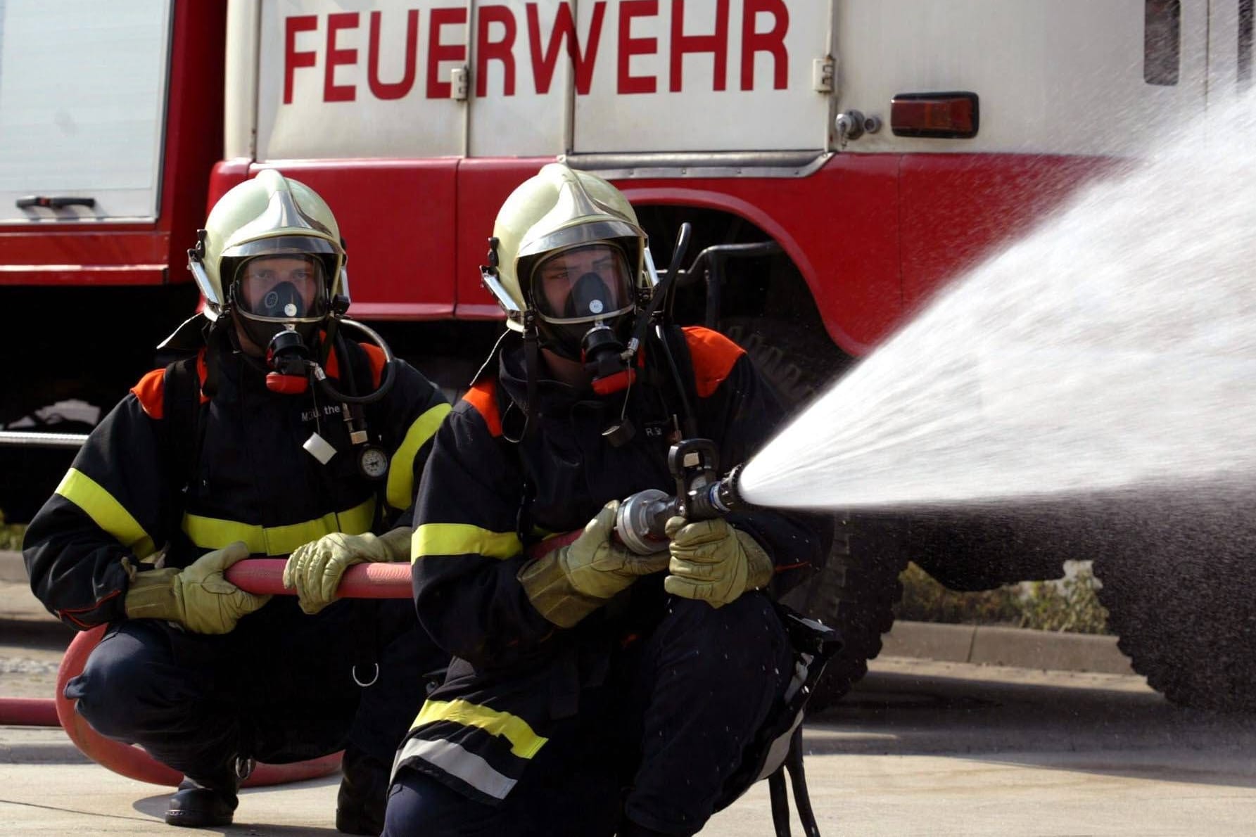 Feuerwehr bei einer Übung (Symbolbild): Der Brand konnte gelöscht werden.