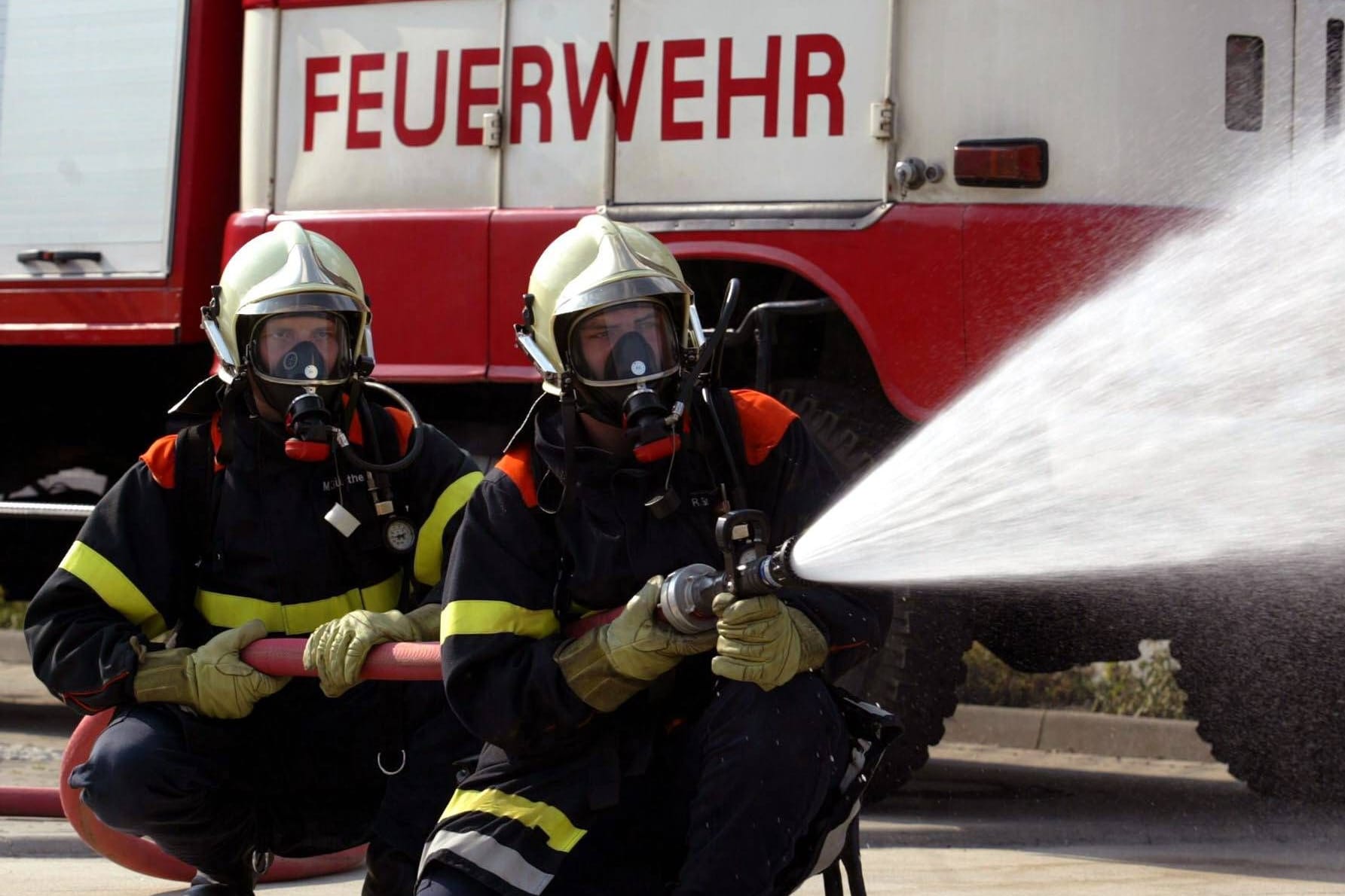 Feuerwehr bei einer Löschübung (Symbolbild): Erstmals beteiligt sich eine Delegation aus Dresdens Partnerstadt Salzburg an den Feierlichkeiten.