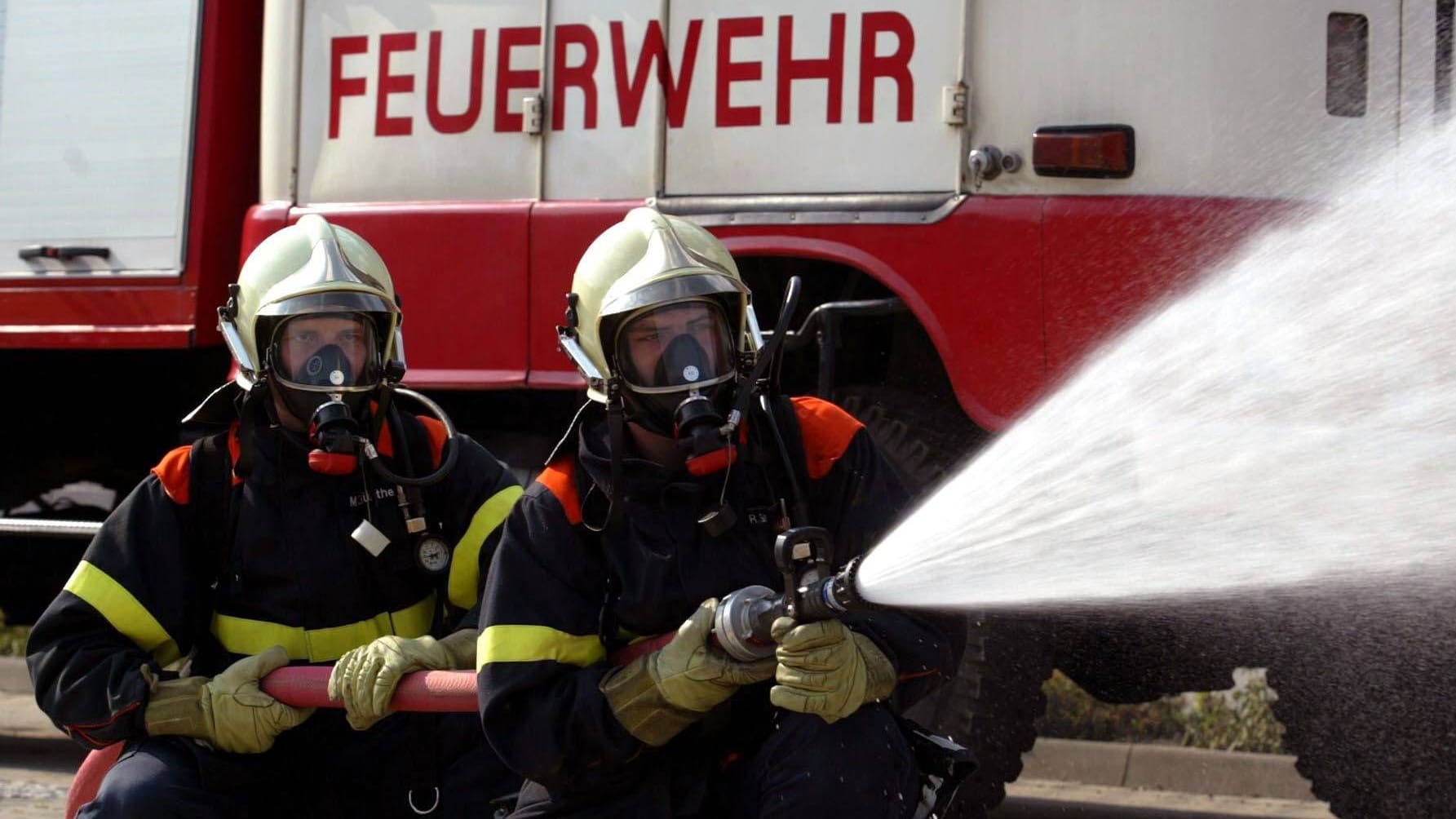 Feuerwehr bei einer Löschübung (Symbolbild): Erstmals beteiligt sich eine Delegation aus Dresdens Partnerstadt Salzburg an den Feierlichkeiten.
