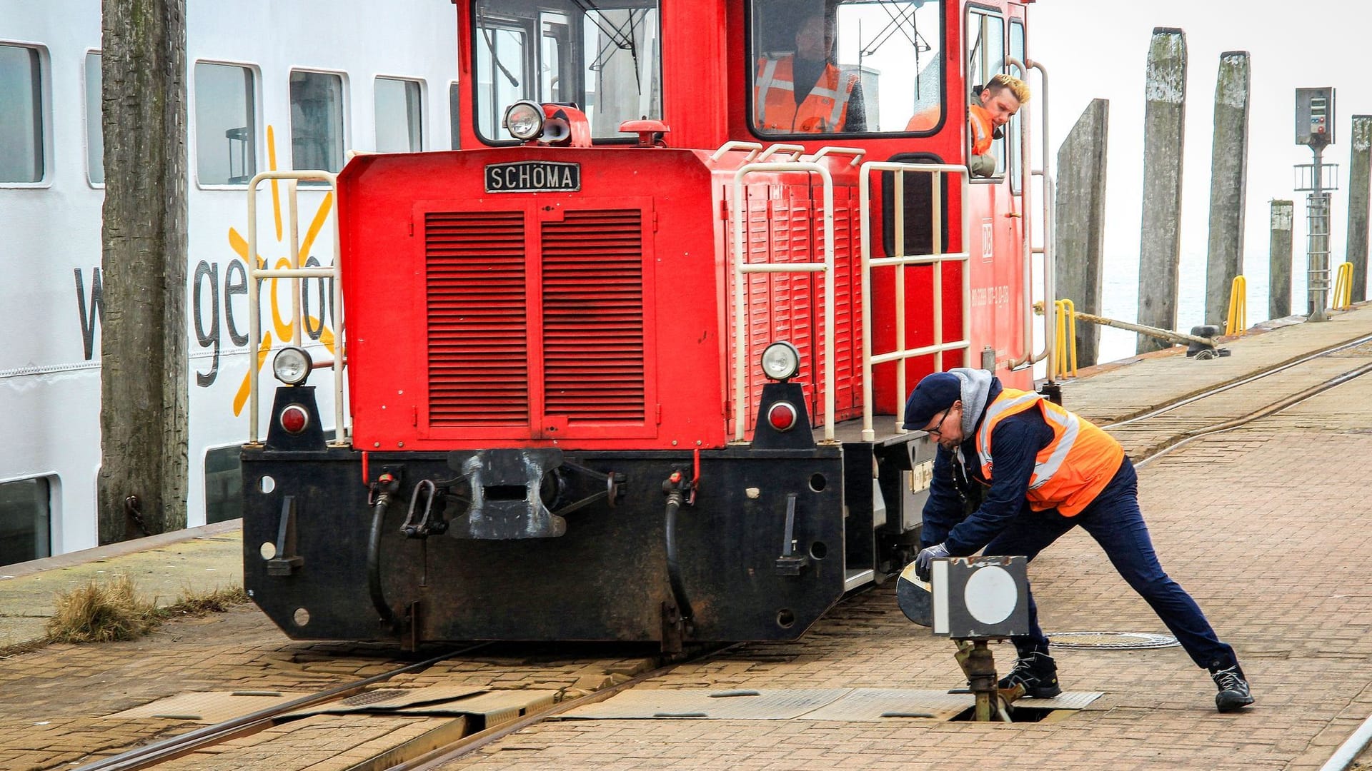 Chefsache: Das Verstellen der Weichen ist auf Wangerooge noch Handarbeit.
