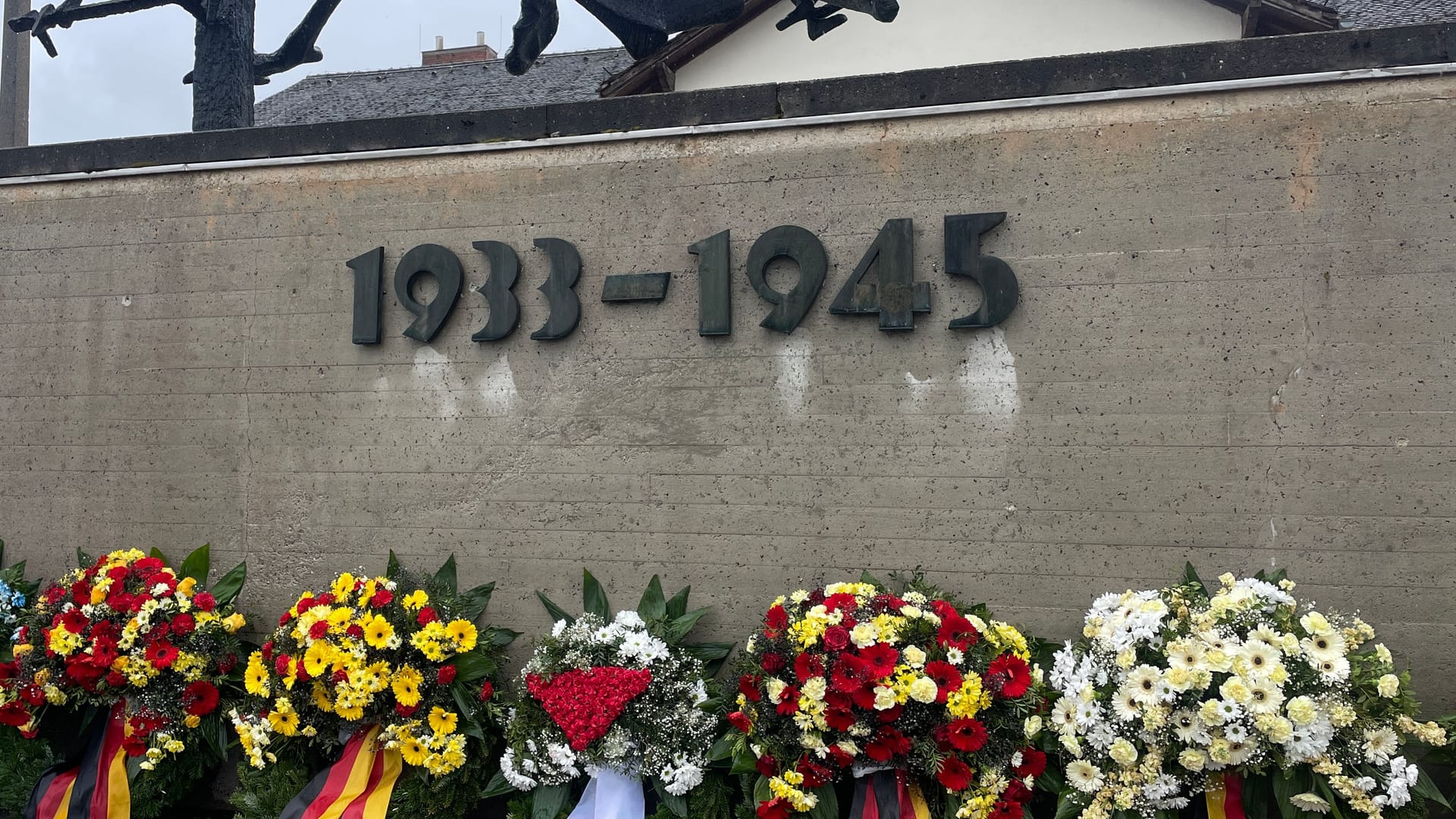 Zwölf Jahre lang wurden im Konzentrationslager Dachau zehntausende Menschen systematisch ermordet. Heute ist der Ort eine Gedenkstätte.