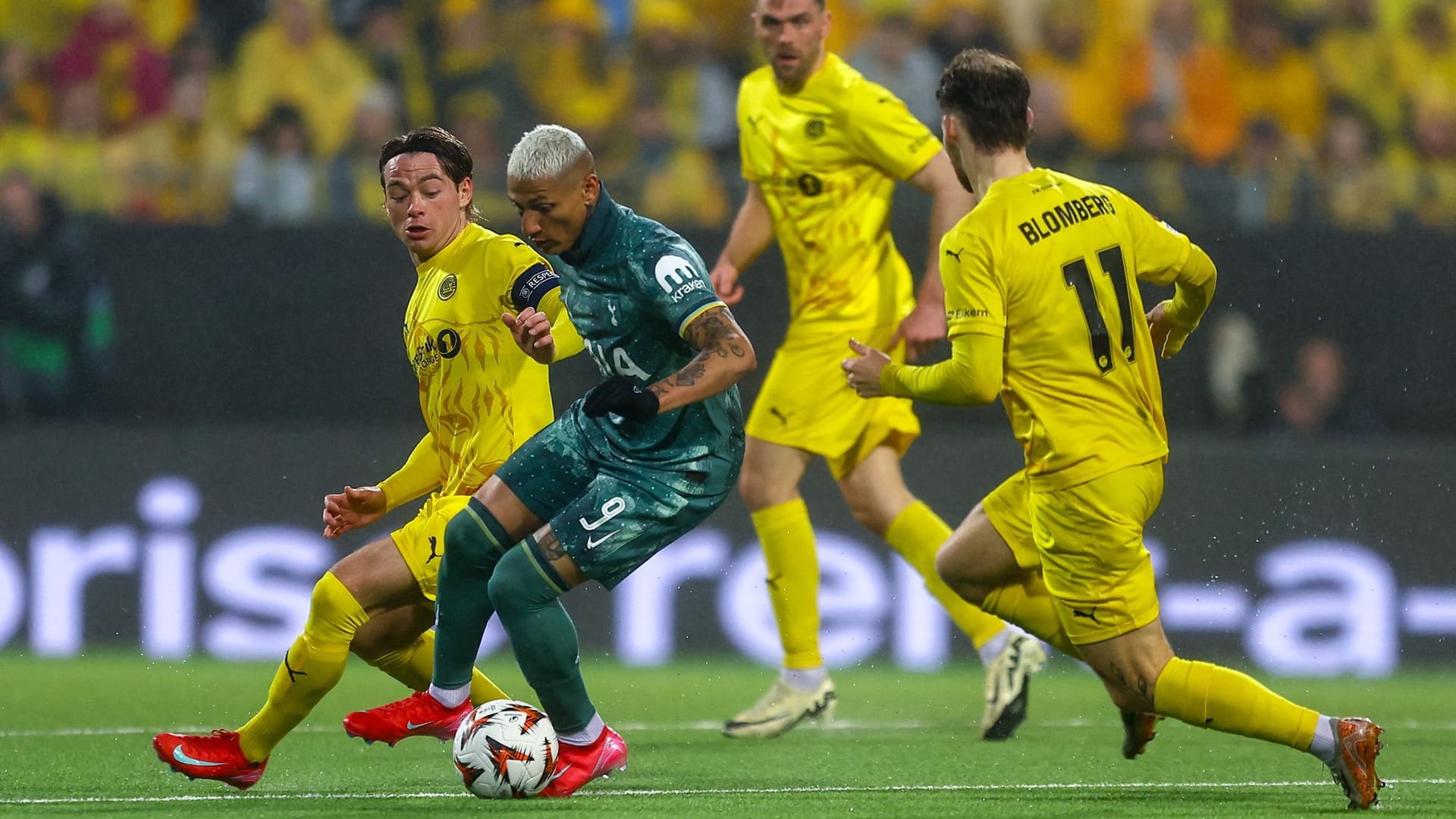 Nicht zu halten: Tottenhams Richarlison (M.) gegen die Abwehr von Bodö Glimt.