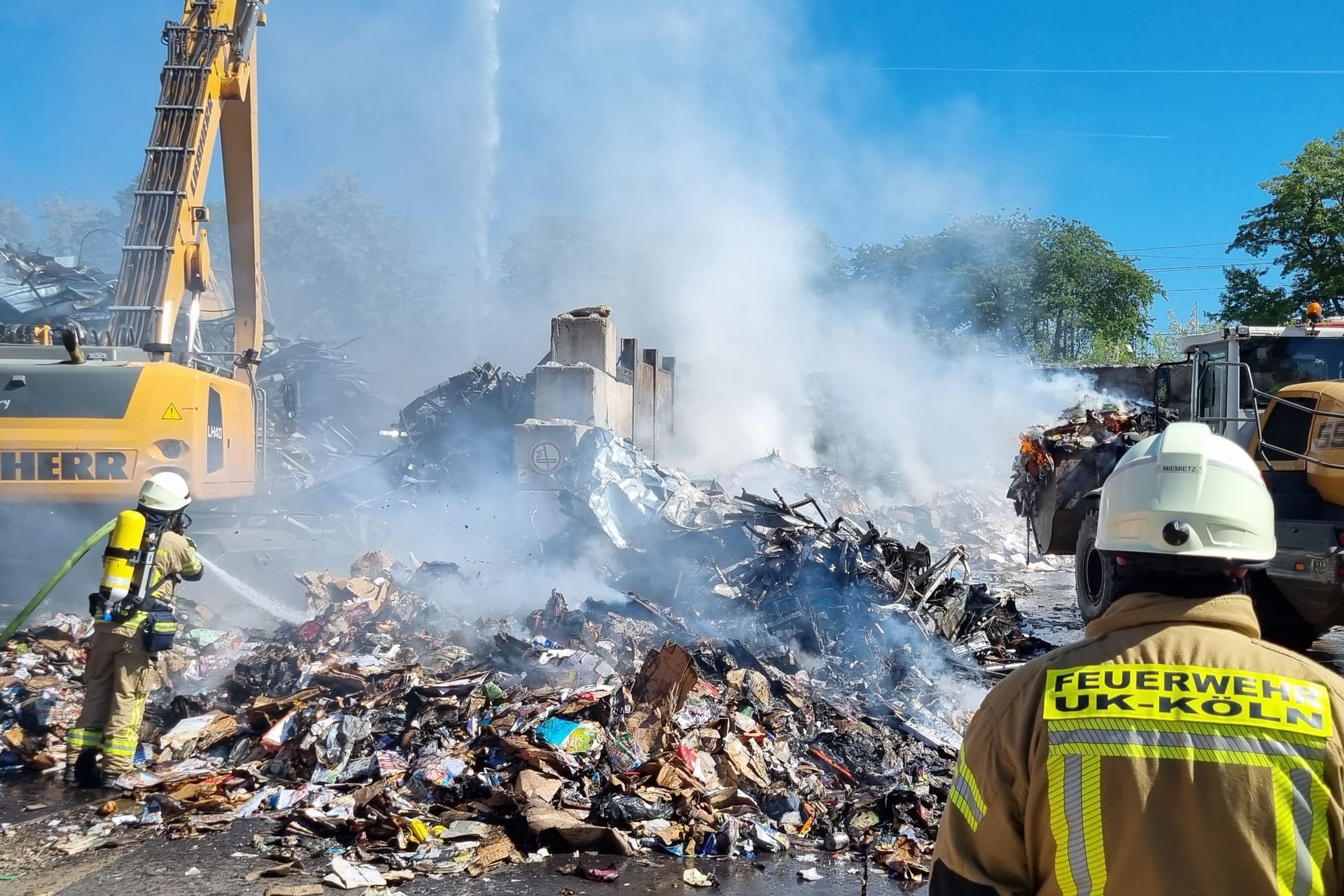 Flammen und Rauch schlagen aus einem meterhohen Schornstein (Symbolbild): Aktuell brennt eine Müllverbrennungsanlage.