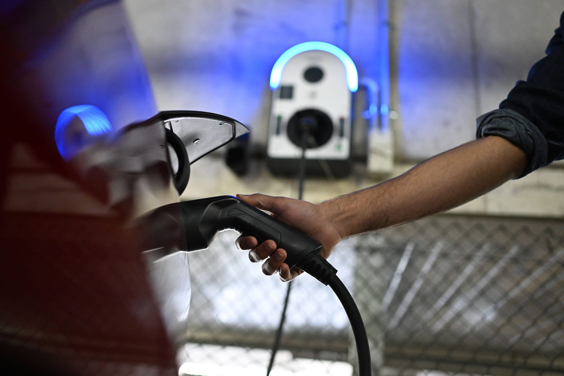 Neue Regeln, weniger Geld: Seit dem Aus der Umweltprämie müssen Käufer von E-Autos tiefer in die Tasche greifen – und auf neue Förderungen warten.