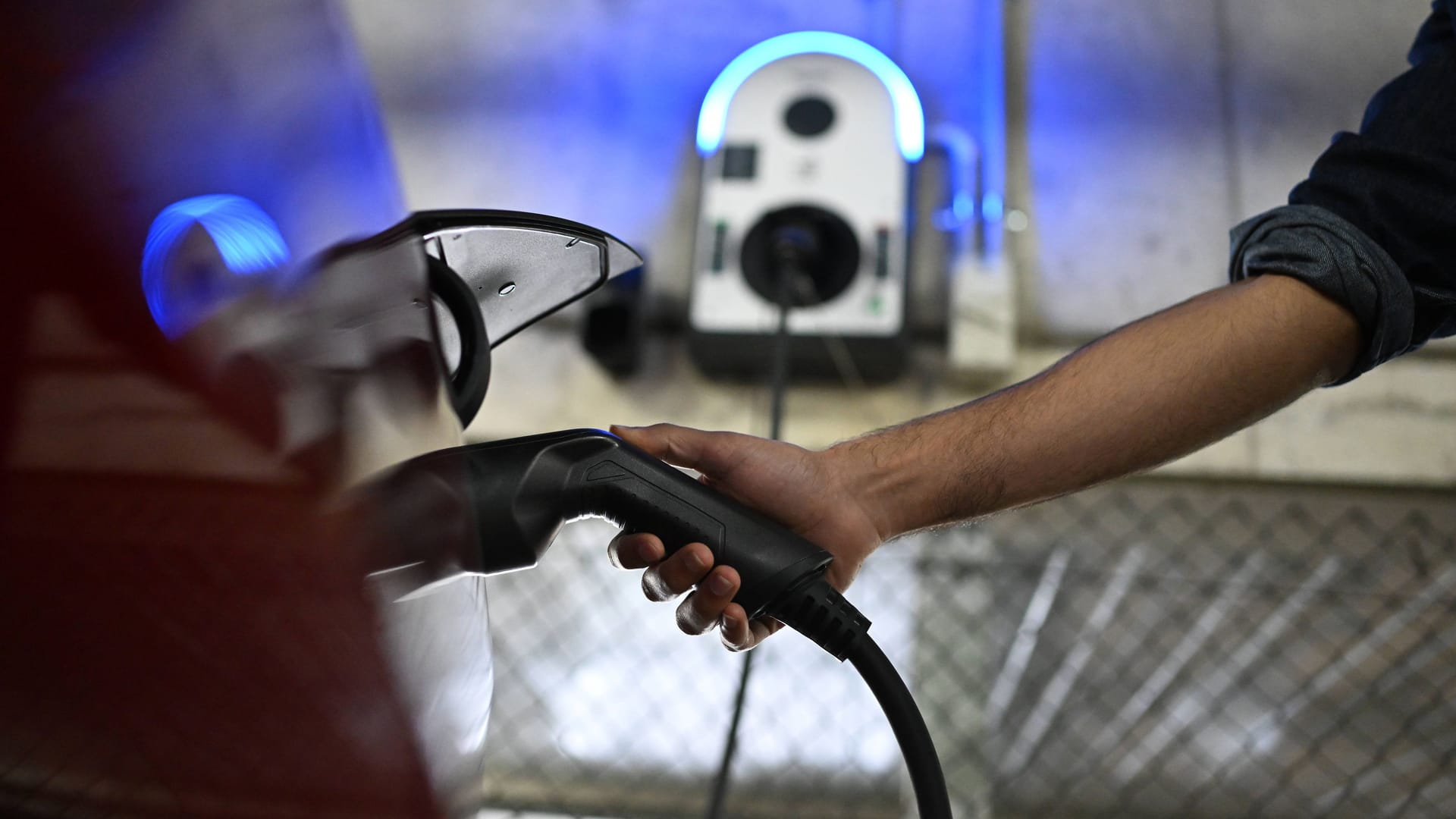 Neue Regeln, weniger Geld: Seit dem Aus der Umweltprämie müssen Käufer von E-Autos tiefer in die Tasche greifen – und auf neue Förderungen warten.