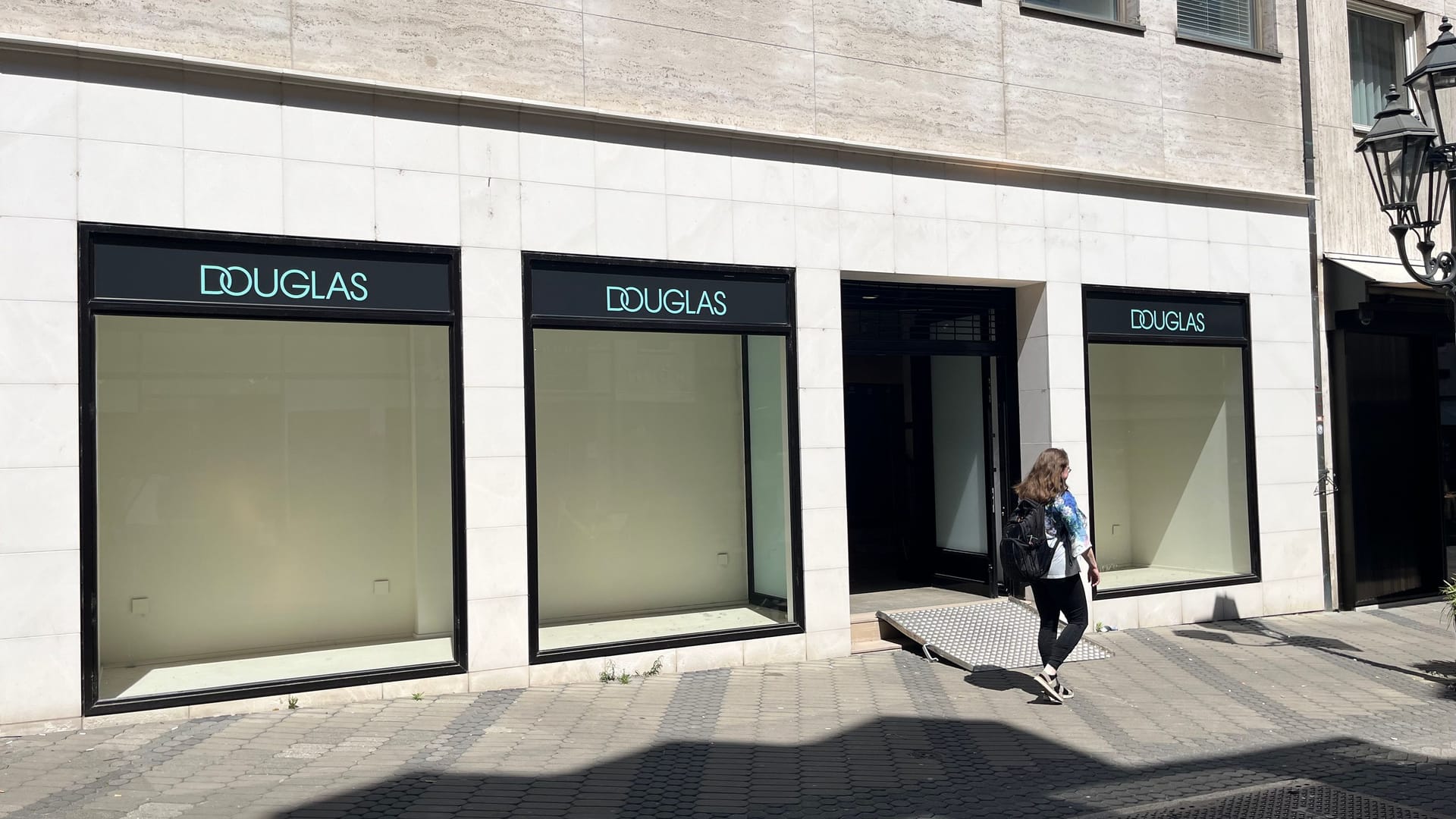 Ein Laden in der Kaiserstraße: Dort hängen jetzt Logos von Douglas – gleichzeitig ist die Filiale der Kette in der Karolinenstraße geschlossen. Ein Laden in der Kaiserstraße: Dort hängen jetzt Logos von Douglas – gleichzeitig ist die Filiale der Kette in der Karolinenstraße geschlossen.