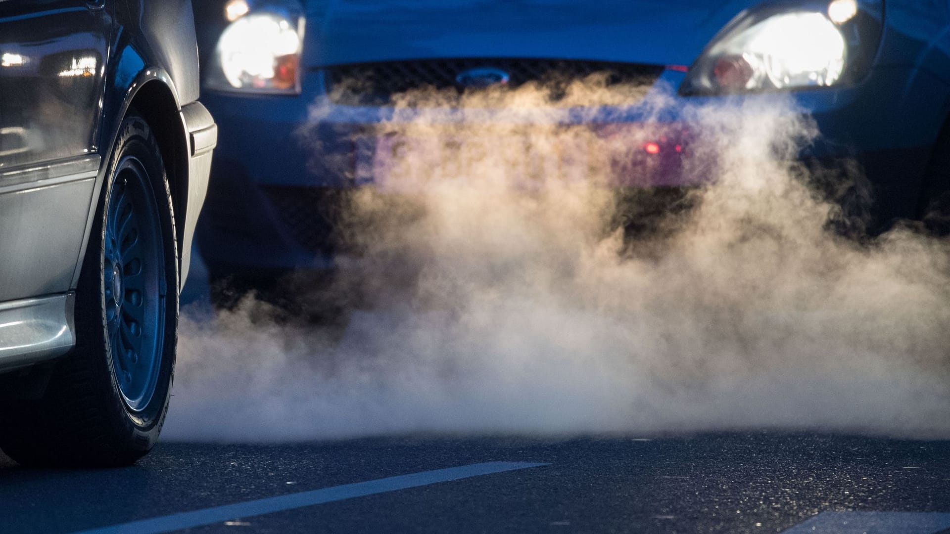 Abgase kommen aus einem Auspuff: Die EU gibt Autobauern mehr Zeit zur Umsetzung der europäischen Klimavorgaben. Abgase kommen aus einem Auspuff: Die EU gibt Autobauern mehr Zeit zur Umsetzung der europäischen Klimavorgaben.