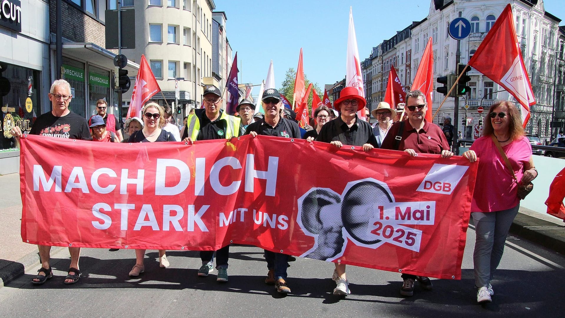 Gingen zusammen auf die Straße: Michael Mertens (3.v. l.), Ralf Woelk (2.v. r.) und Oberbürgermeisterin Sibylle Keupen (3.v. r.).