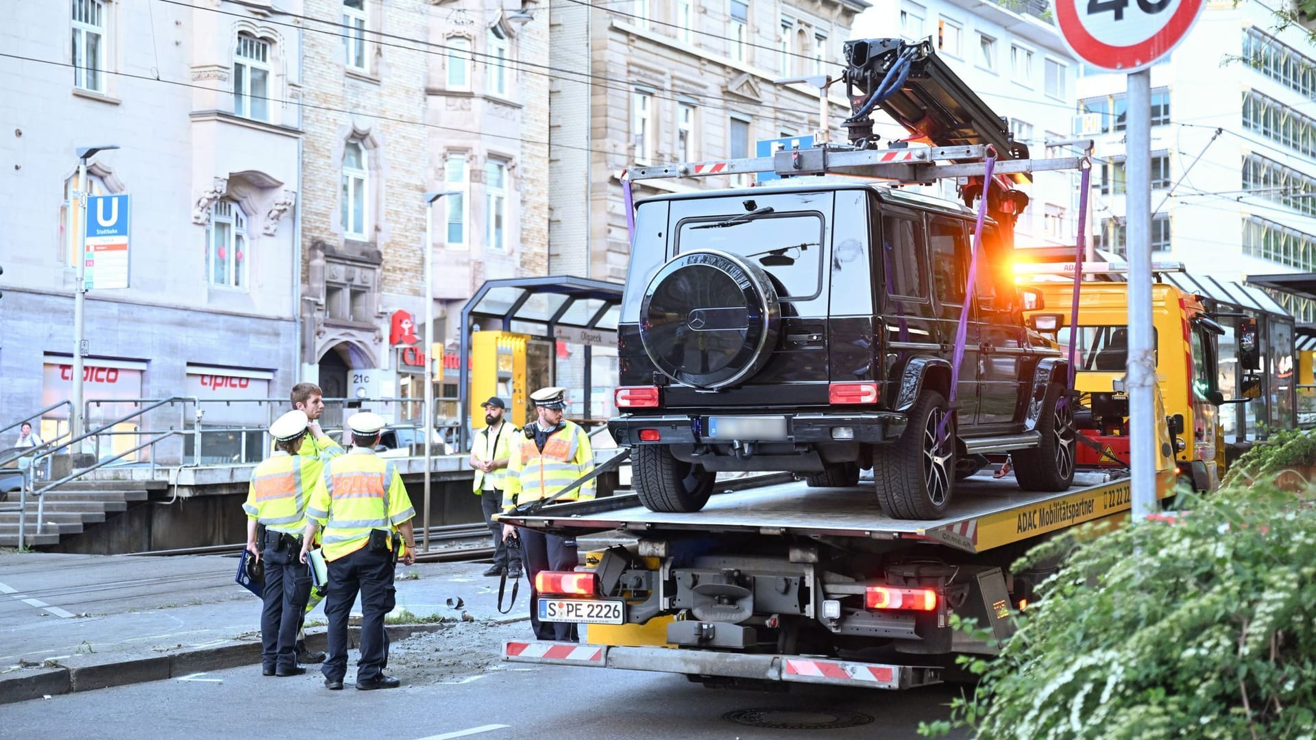 Der Unfallwagen steht auf einem Abschleppfahrzeug: Er hat mehrere Menschen erfasst.