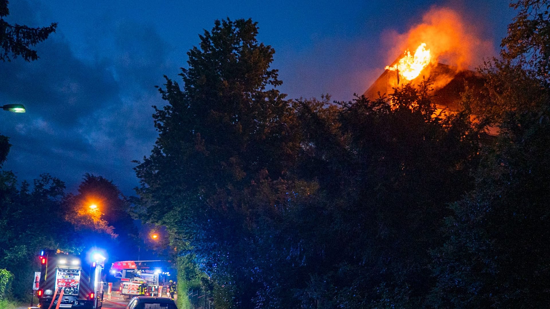 Dachstuhlbrand in einem Seniorenwohnheim in Niederursel: Die Frankfurter Feuerwehr war am Abend mit einem Großaufgebot im Einsatz.
