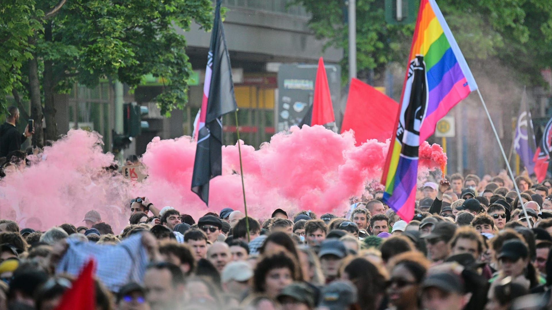 Pinker Rauch steigt während der "Revolutionären 1. Mai-Demo" 2025 auf.