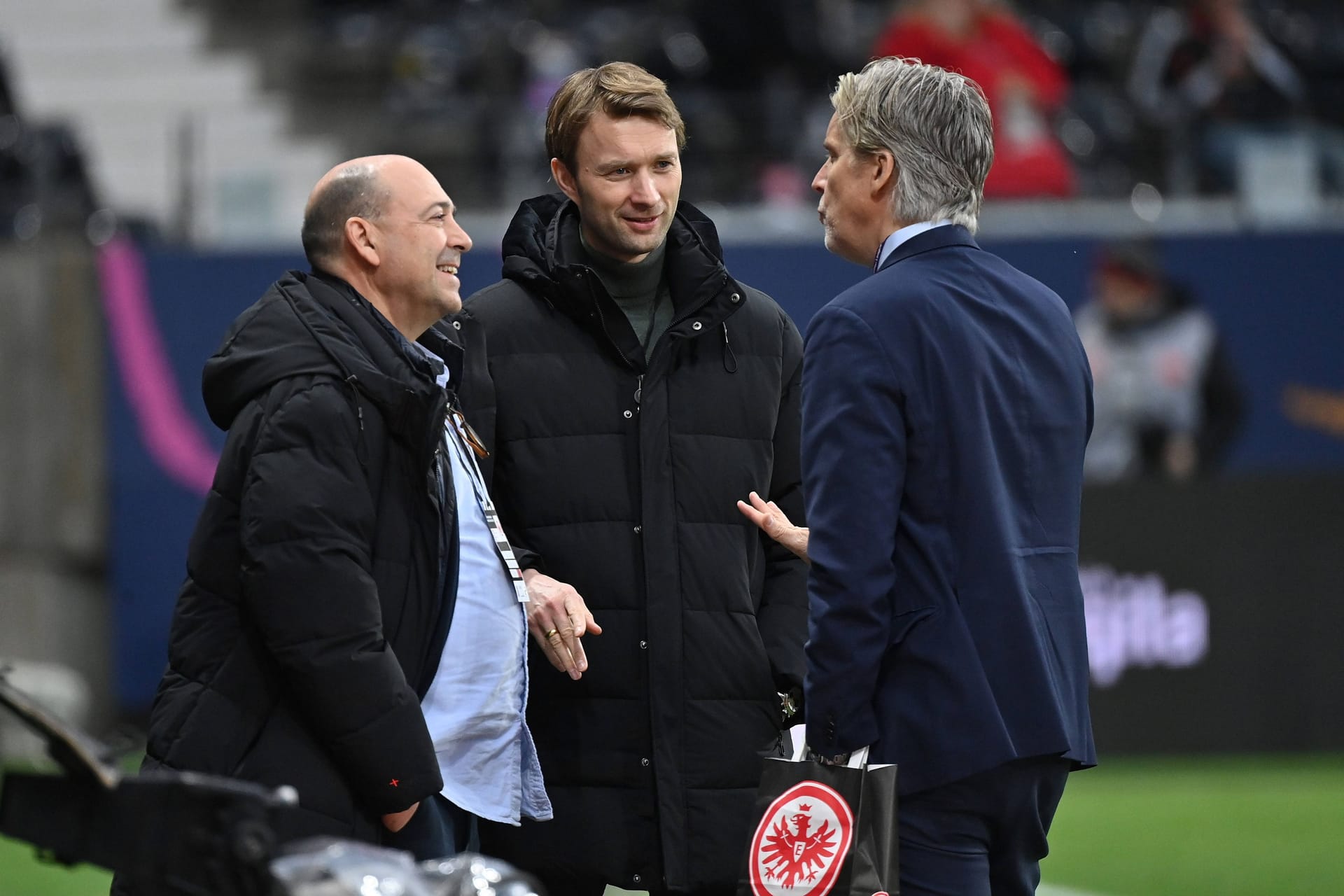 Fernando Carro (links) und Simon Rolfes (Mitte): Die Leverkusen-Bosse wollen Wirtz zumindest noch ein Jahr halten.
