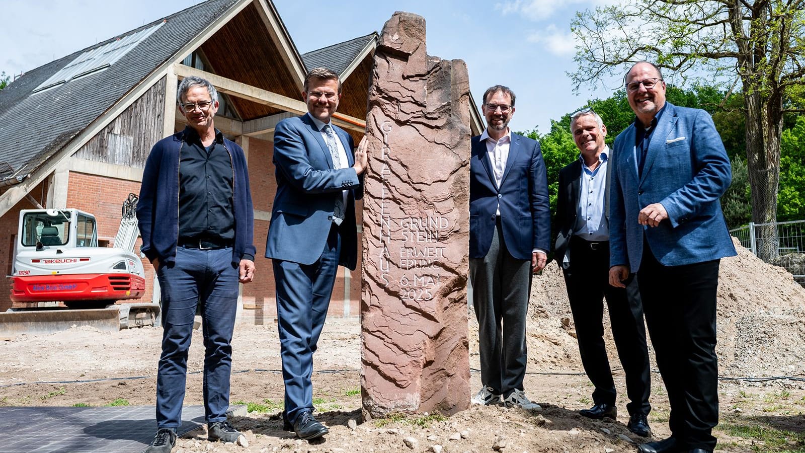 Andrew Schneider (. l. n. r.) vom Hochbauamt, Oberbürgermeister Marcus König, Baureferent Daniel F. Ulrich, Tiergartendirektor Dag Encke und Bürgermeister Christian Vogel bei der Grundsteinlegung.