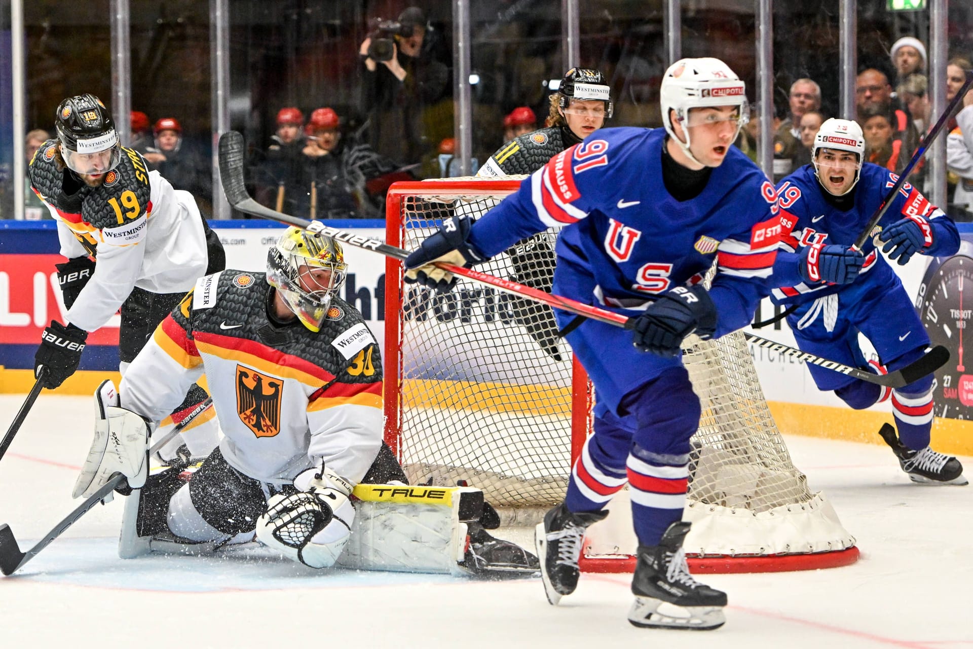 Philipp Grubauer (im Tor): Er zeigte gute Paraden, musste aber auch mehrmals hinter sich greifen.