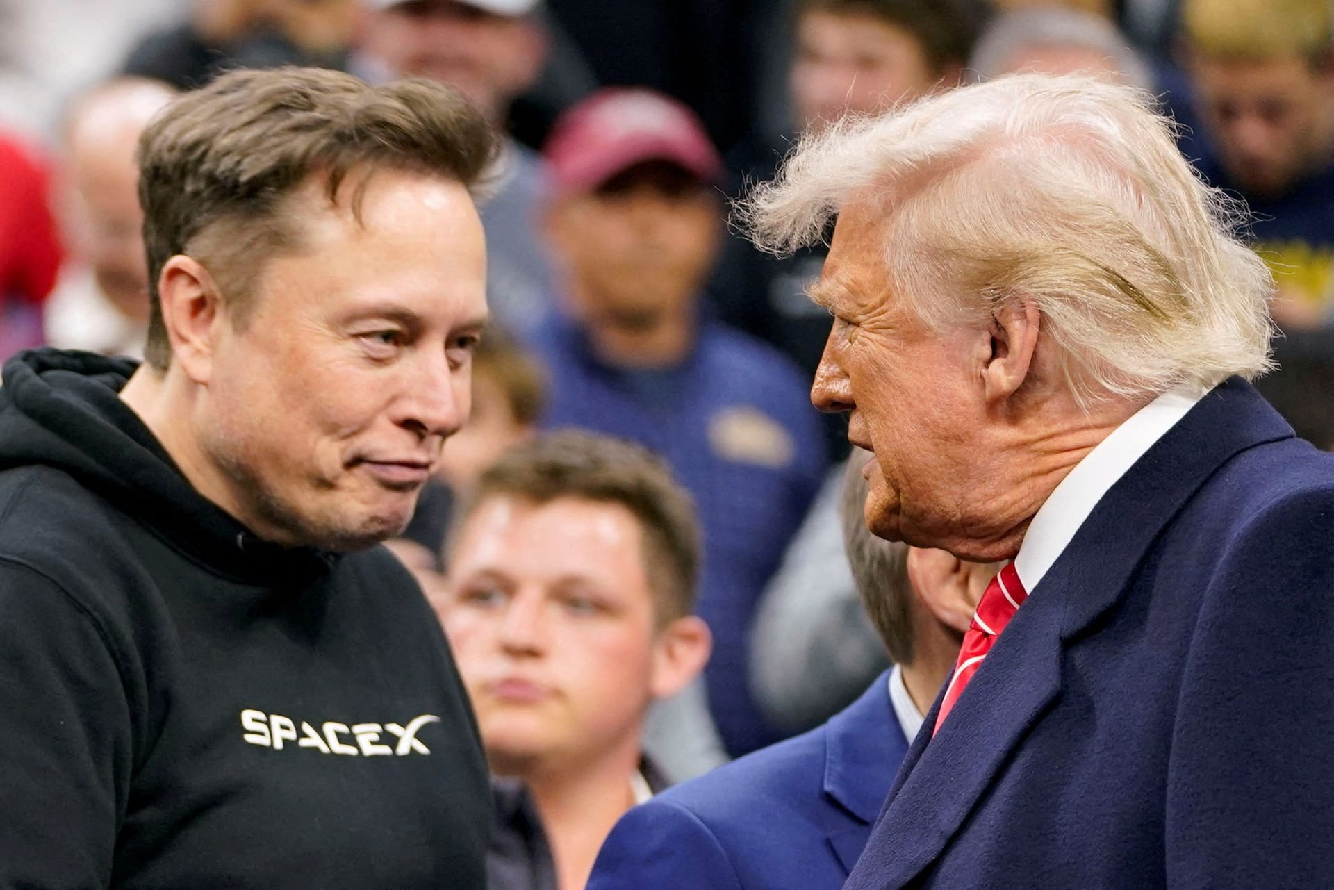 Tesla- und Space x-CEO Elon Musk (l.) könnte mal wieder von den Plänen Donald Trumps profitieren.