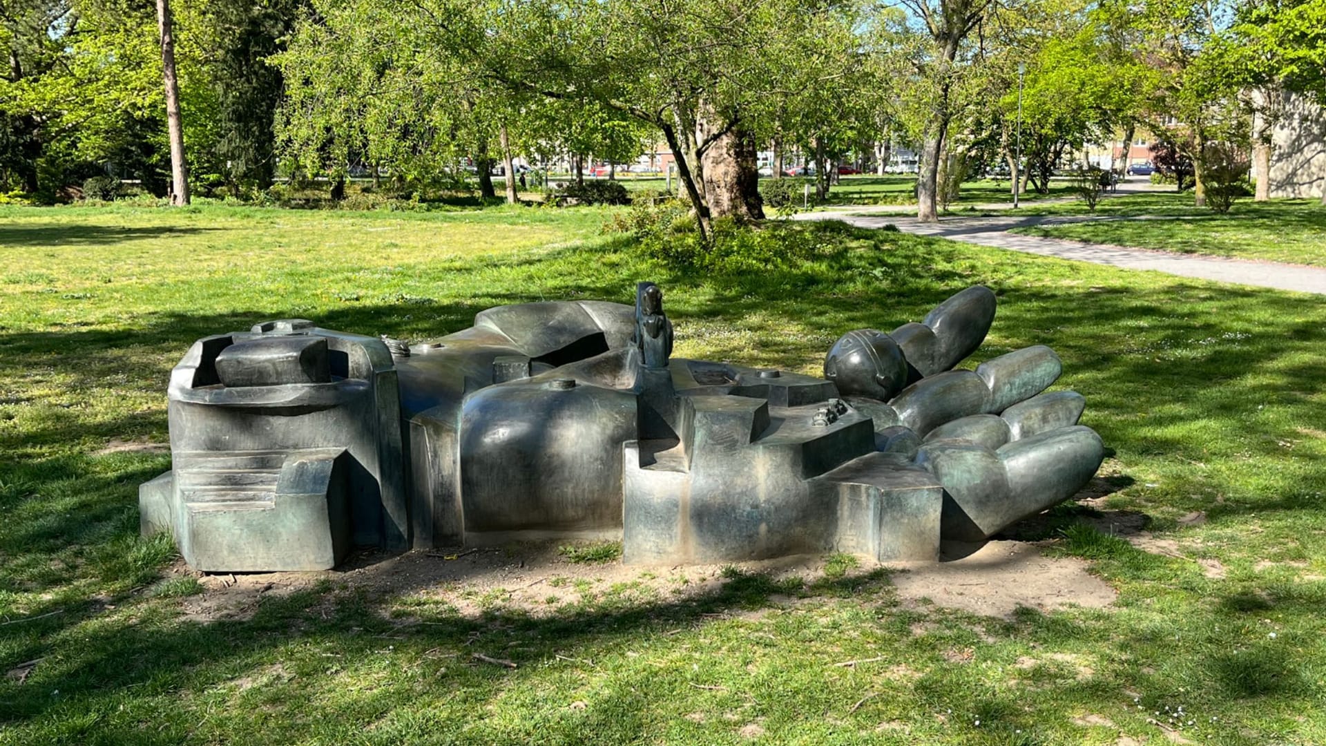 Diebe stehlen wertvolle Bronzeskulptur Diebe stehlen wertvolle Bronzeskulptur