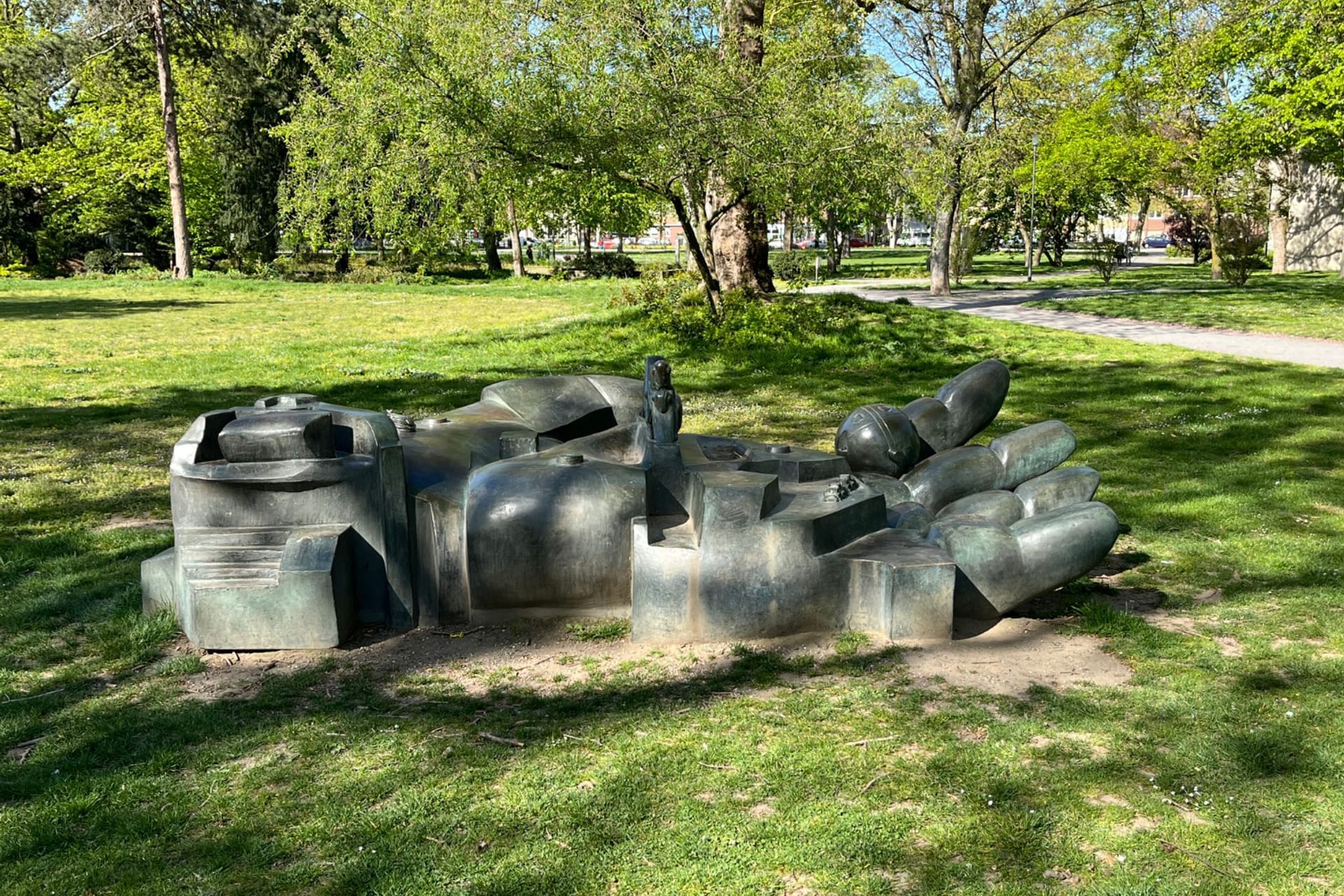 Diebe stehlen wertvolle Bronzeskulptur