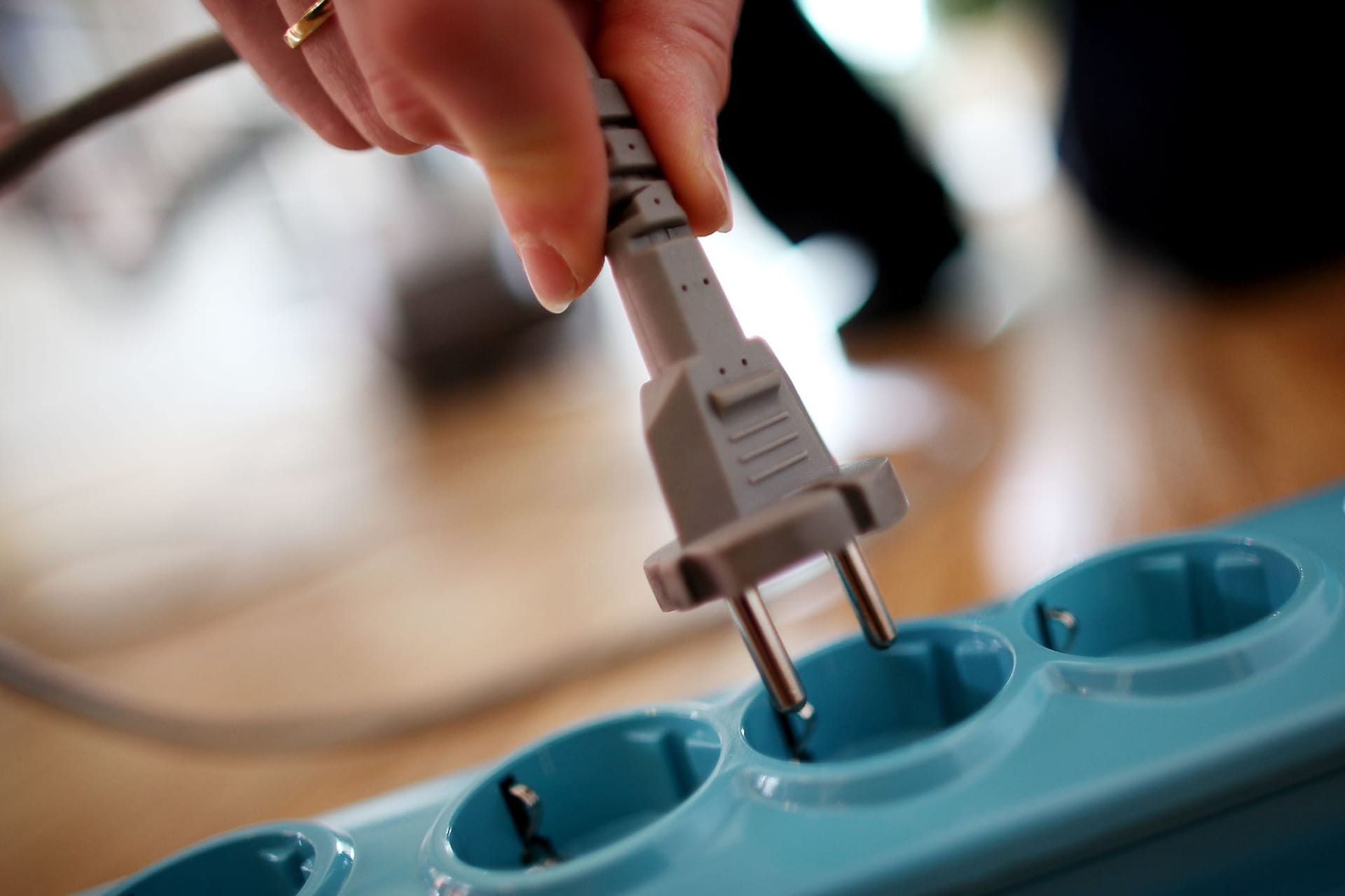 Eine Person nutzt einen Mehrfachstecker