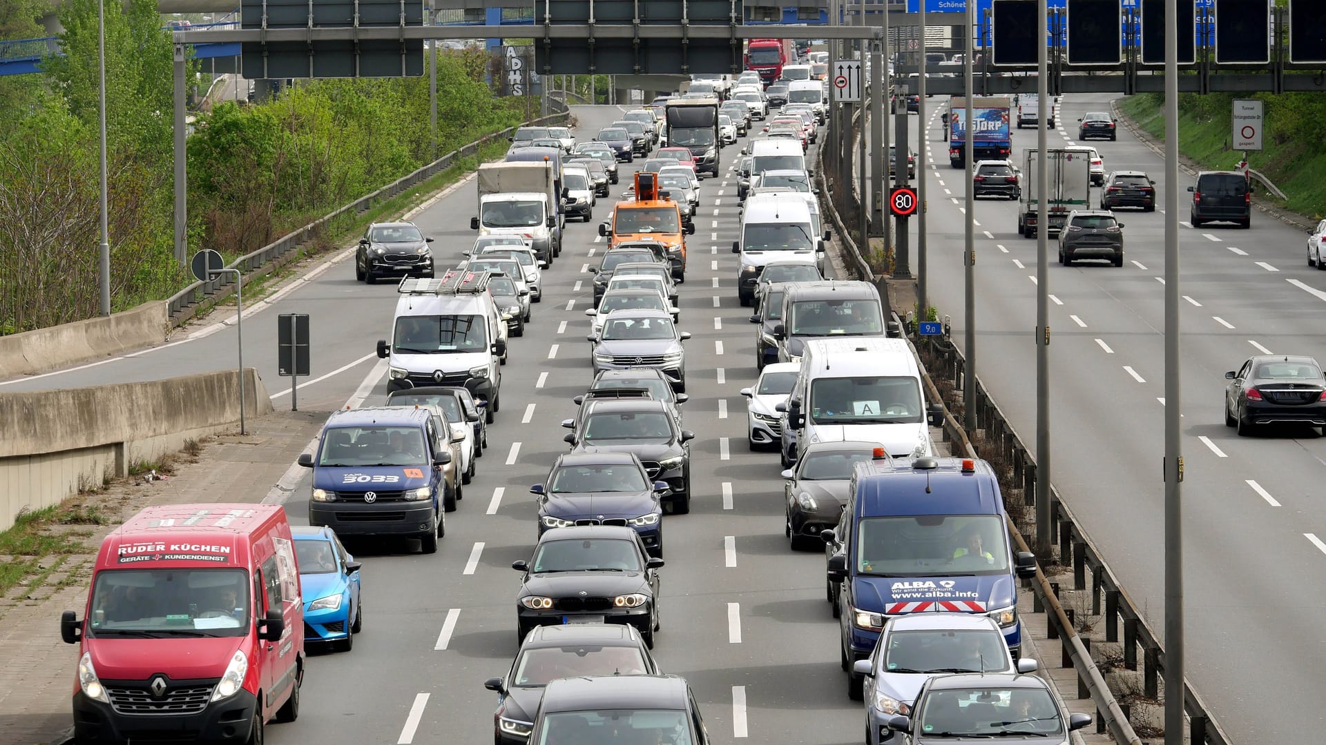 A100 in Berlin (Archivbild): Auf den Straßen in und um Berlin kann es voll werden. A100 in Berlin (Archivbild): Auf den Straßen in und um Berlin kann es voll werden.