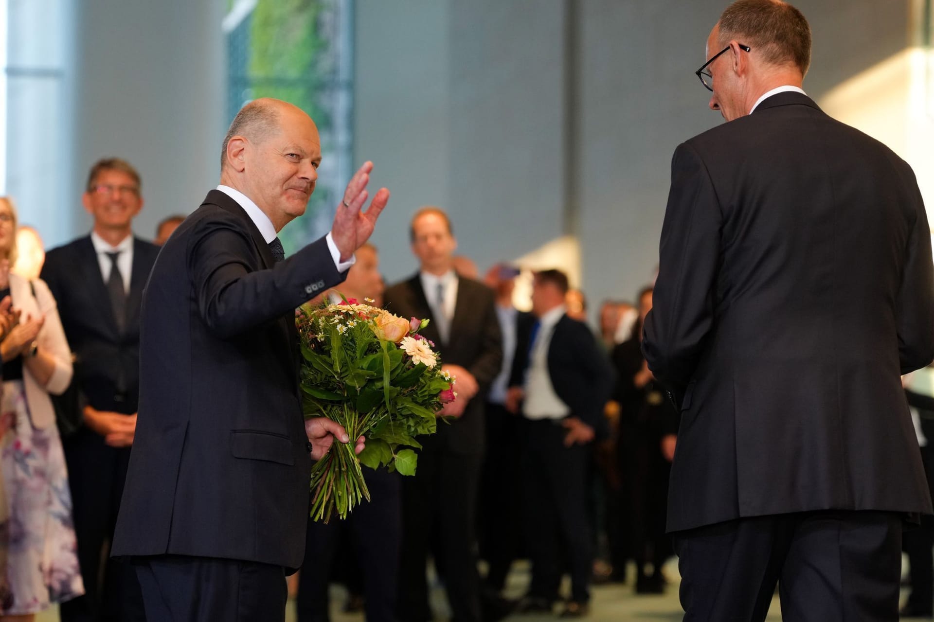 Olaf Scholz verabschiedet sich nach der Amtsübergabe im Kanzleramt.