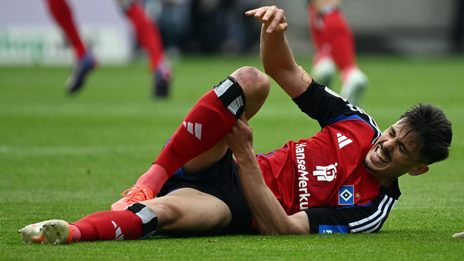 Dennis Hadzikadunic liegt am Boden: Der HSV-Verteidiger hat sich in Darmstadt an zwei Innenbändern verletzt und fällt erst einmal aus. Dennis Hadzikadunic liegt am Boden: Der HSV-Verteidiger hat sich in Darmstadt an zwei Innenbändern verletzt und fällt erst einmal aus.