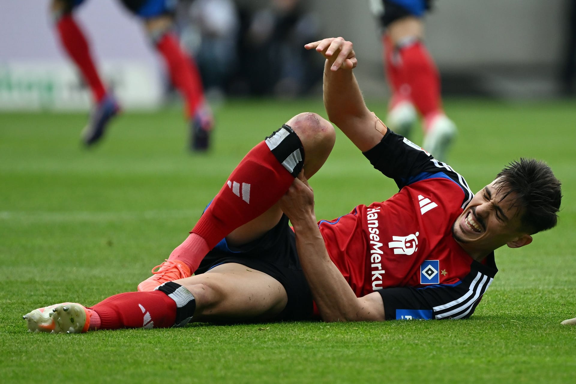 Dennis Hadzikadunic liegt am Boden: Der HSV-Verteidiger hat sich in Darmstadt an zwei Innenbändern verletzt und fällt erst einmal aus.