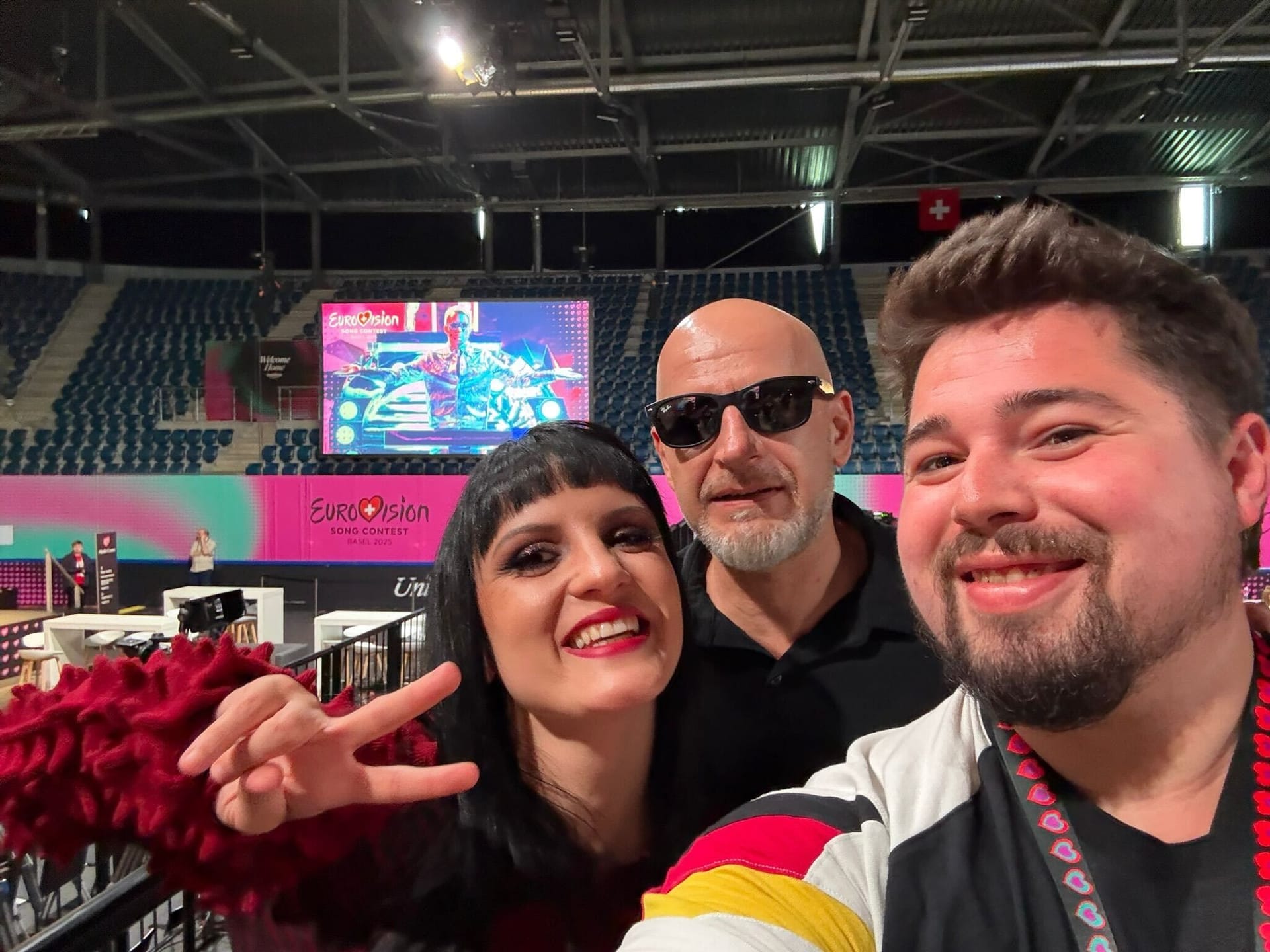t-online Reporter Tobias Schibilla mit dem albanischen Musikduo Shkodra Elektronike.