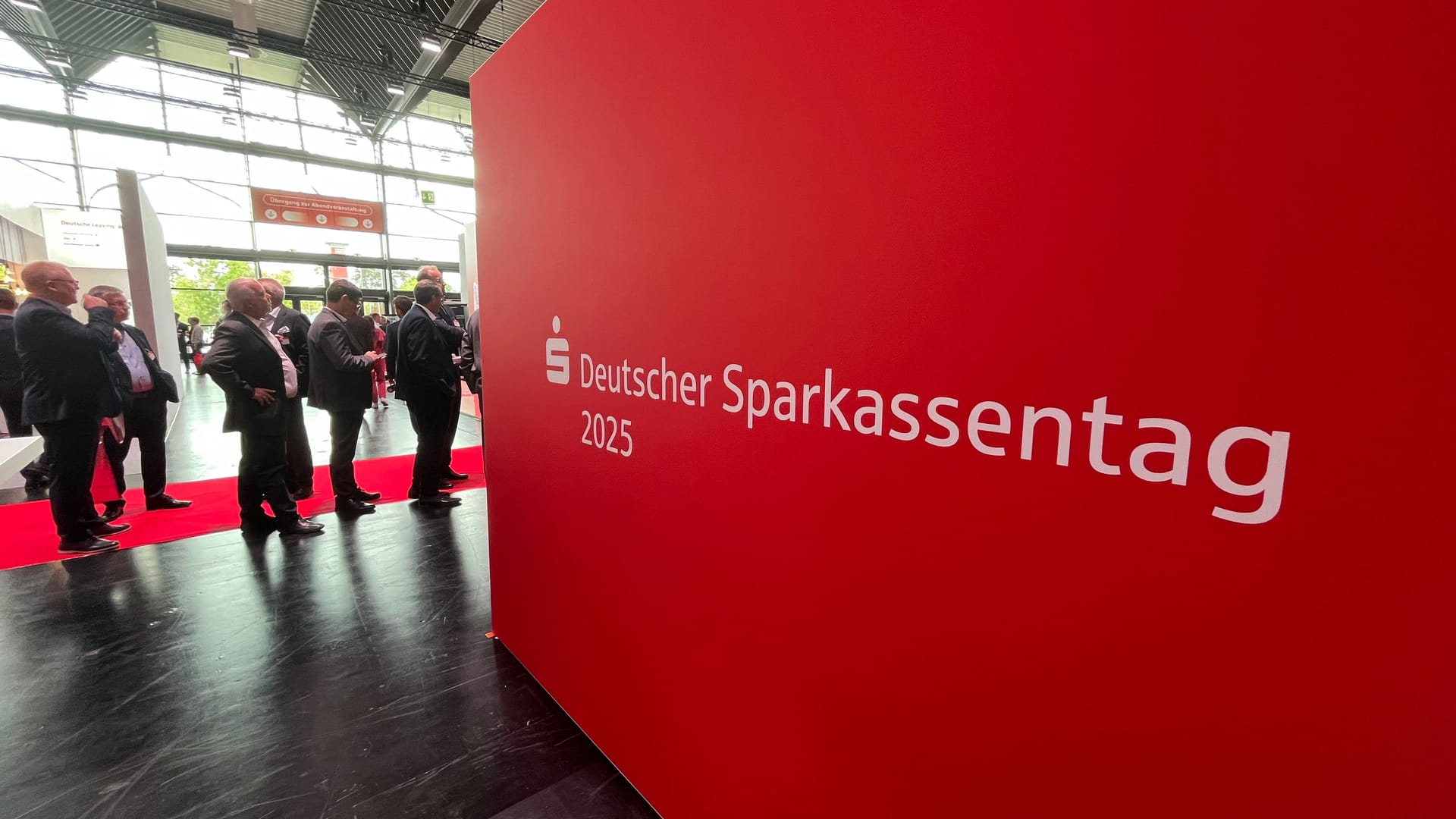 Rund 3.000 Vertreter aus der Finanzbranche kamen in Nürnberg zum Deutschen Sparkassentag zusammen. Rund 3.000 Vertreter aus der Finanzbranche kamen in Nürnberg zum Deutschen Sparkassentag zusammen.