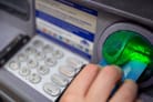 Sicher Geld abheben: Tipps gegen Betrug am Automaten