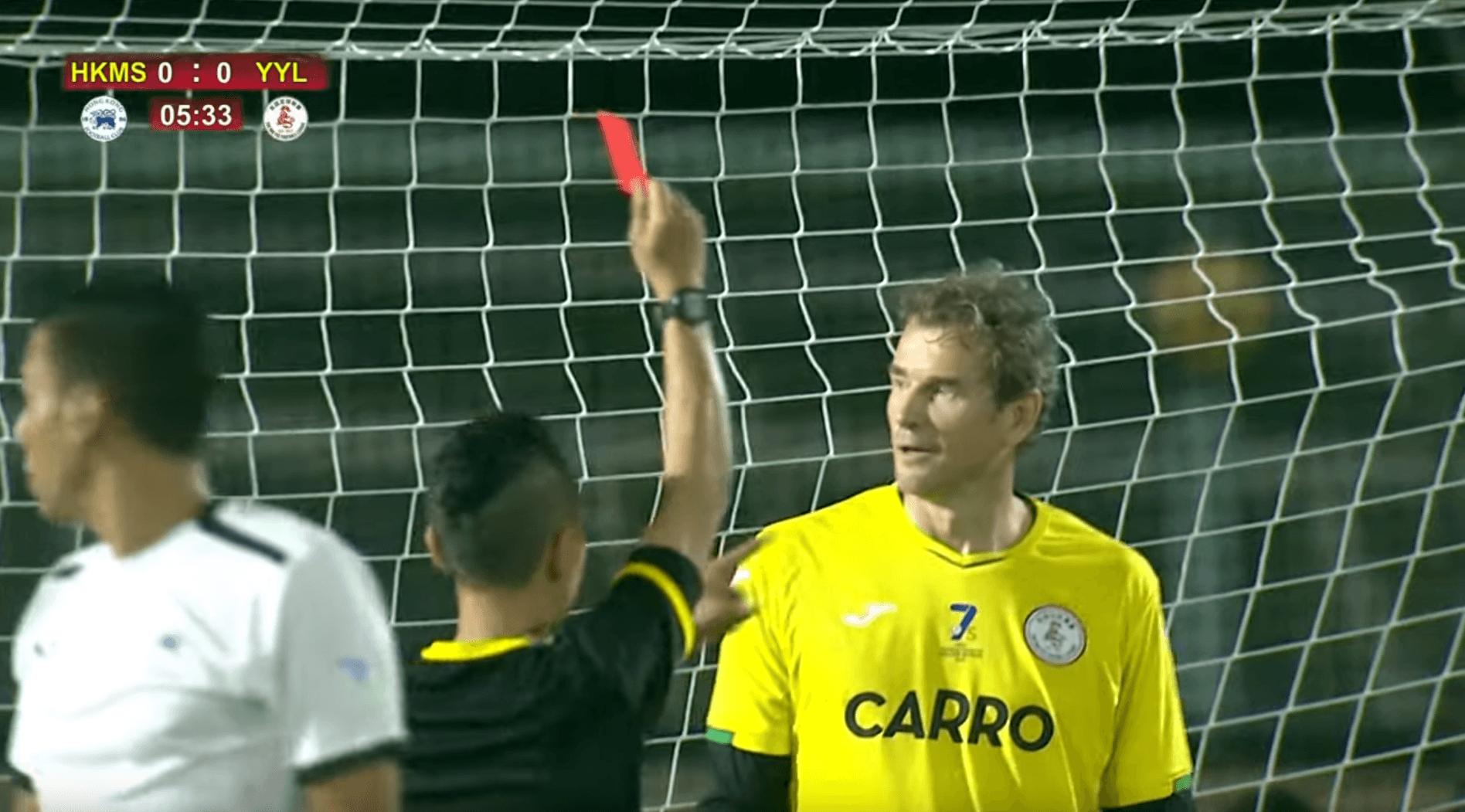 Jens Lehmann sieht die Rote Karte.