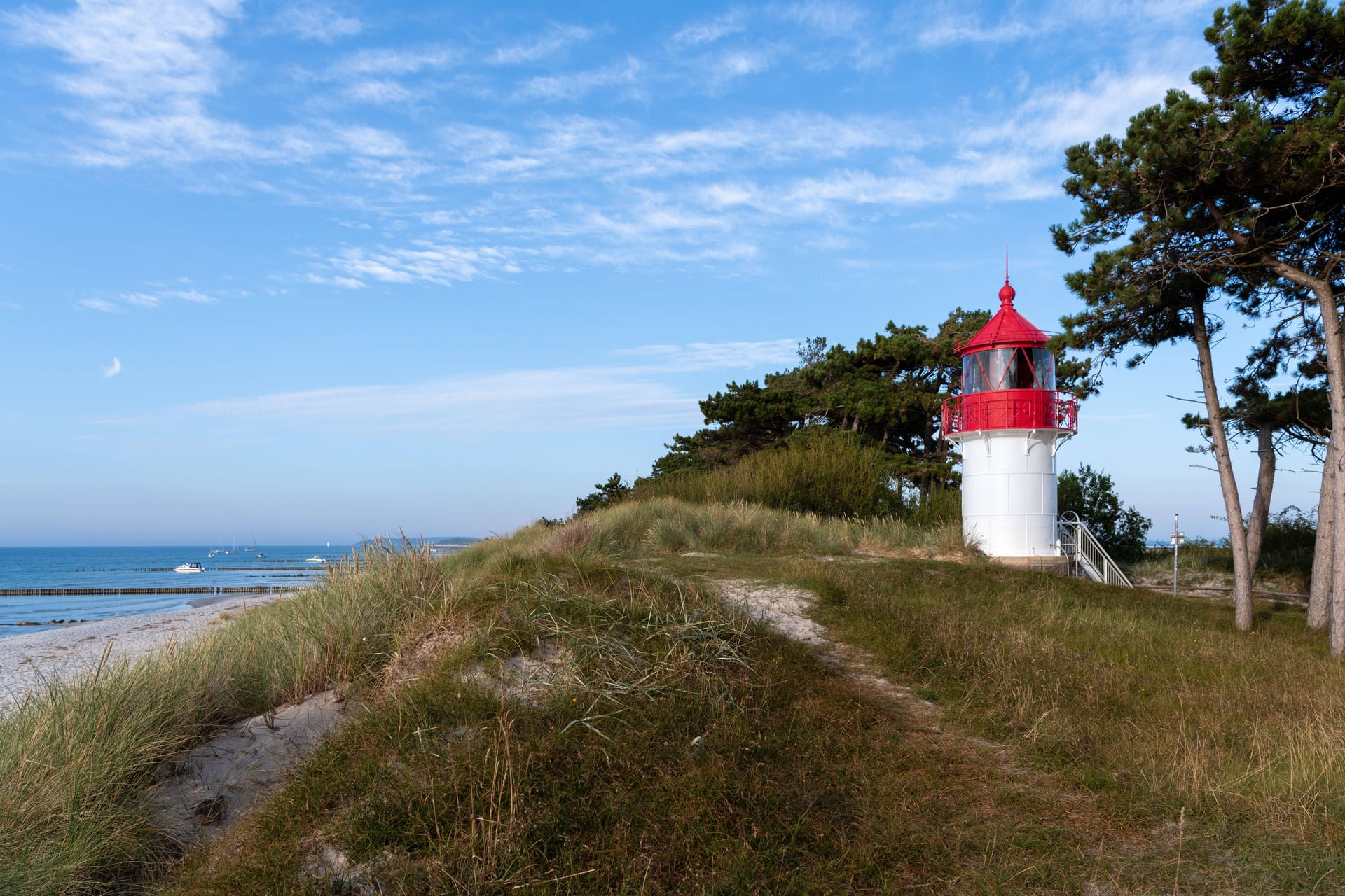 Leuchtturm auf Hiddensee: In Deutschland kann man an Nord- und Ostsee Strandurlaub machen.