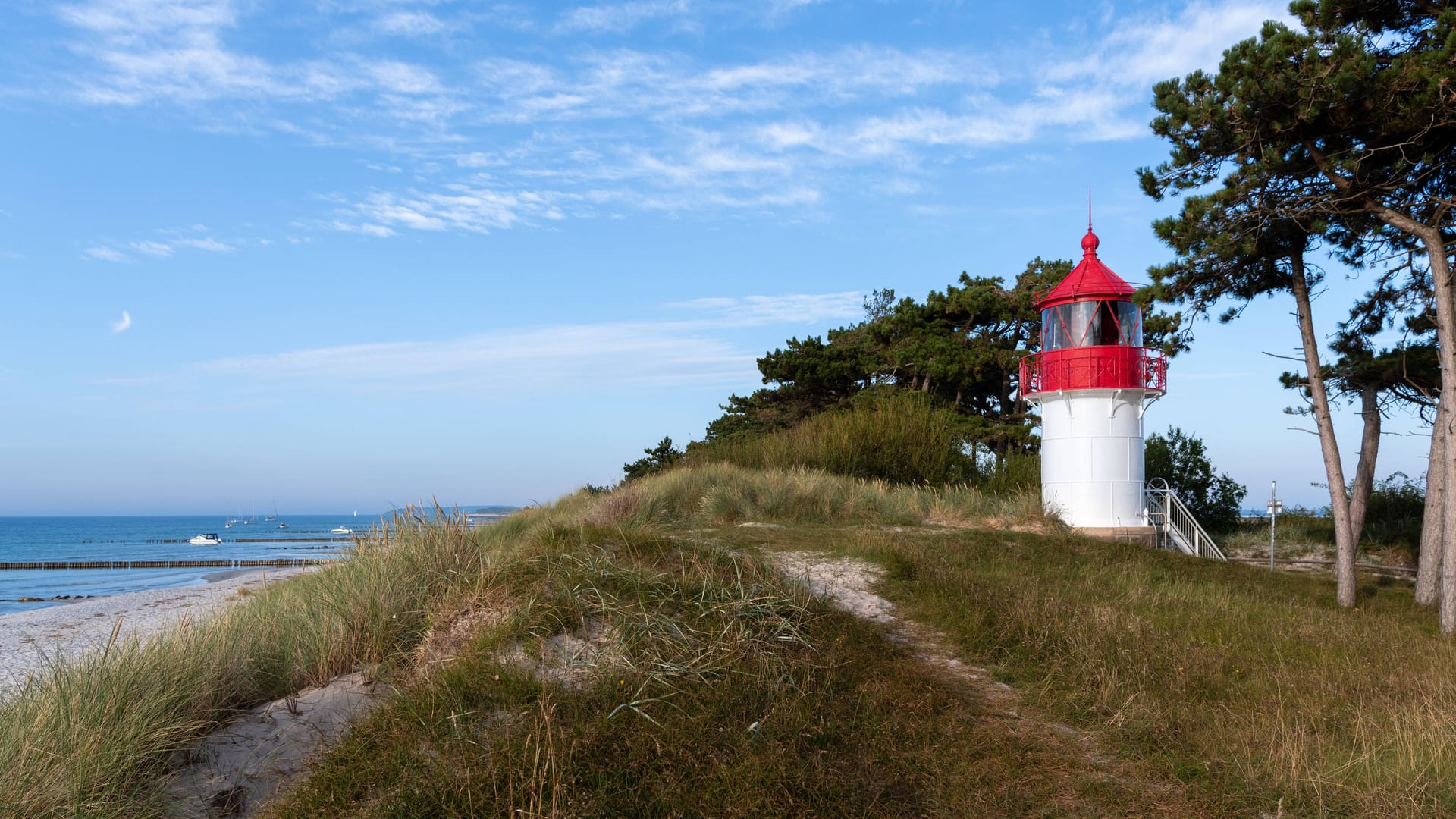 Leuchtturm auf Hiddensee: In Deutschland kann man an Nord- und Ostsee Strandurlaub machen.