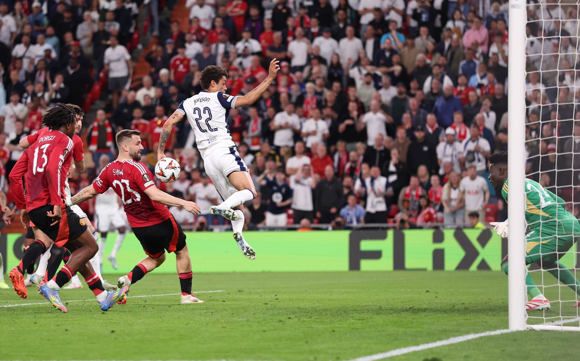 Luke Shaw (l.) fälscht den Ball unglücklich ins eigene Tor ab.