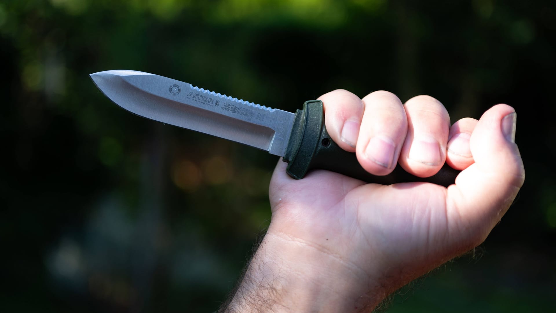 Eine Hand hält ein Messer in bedrohlicher Weise (Archivbild): In Dresden ist ein Mann bei einer Attacke schwer verletzt worden.