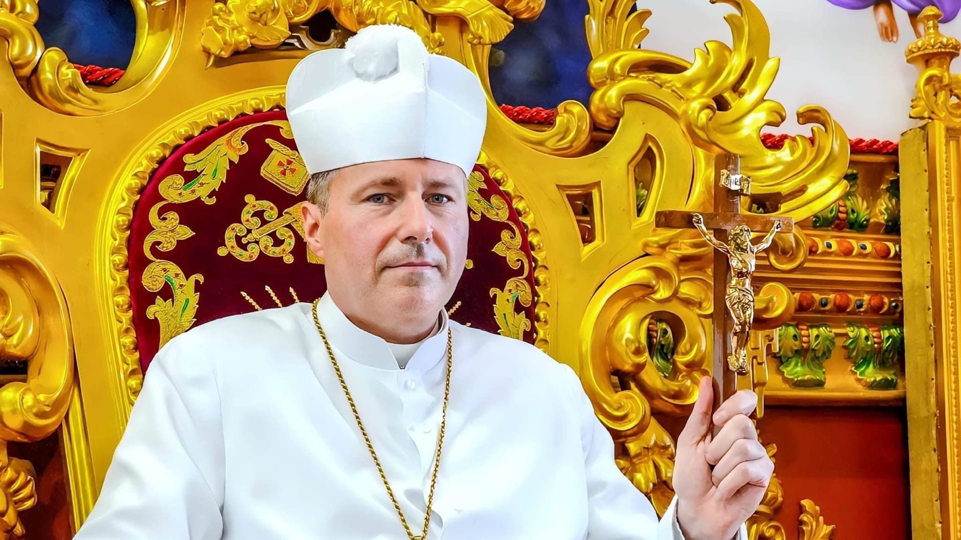 Der Palmarianer-Papst Petrus III. in prunkvollem Thronsessel: Er führt die Sekte als Gegenpapst an.