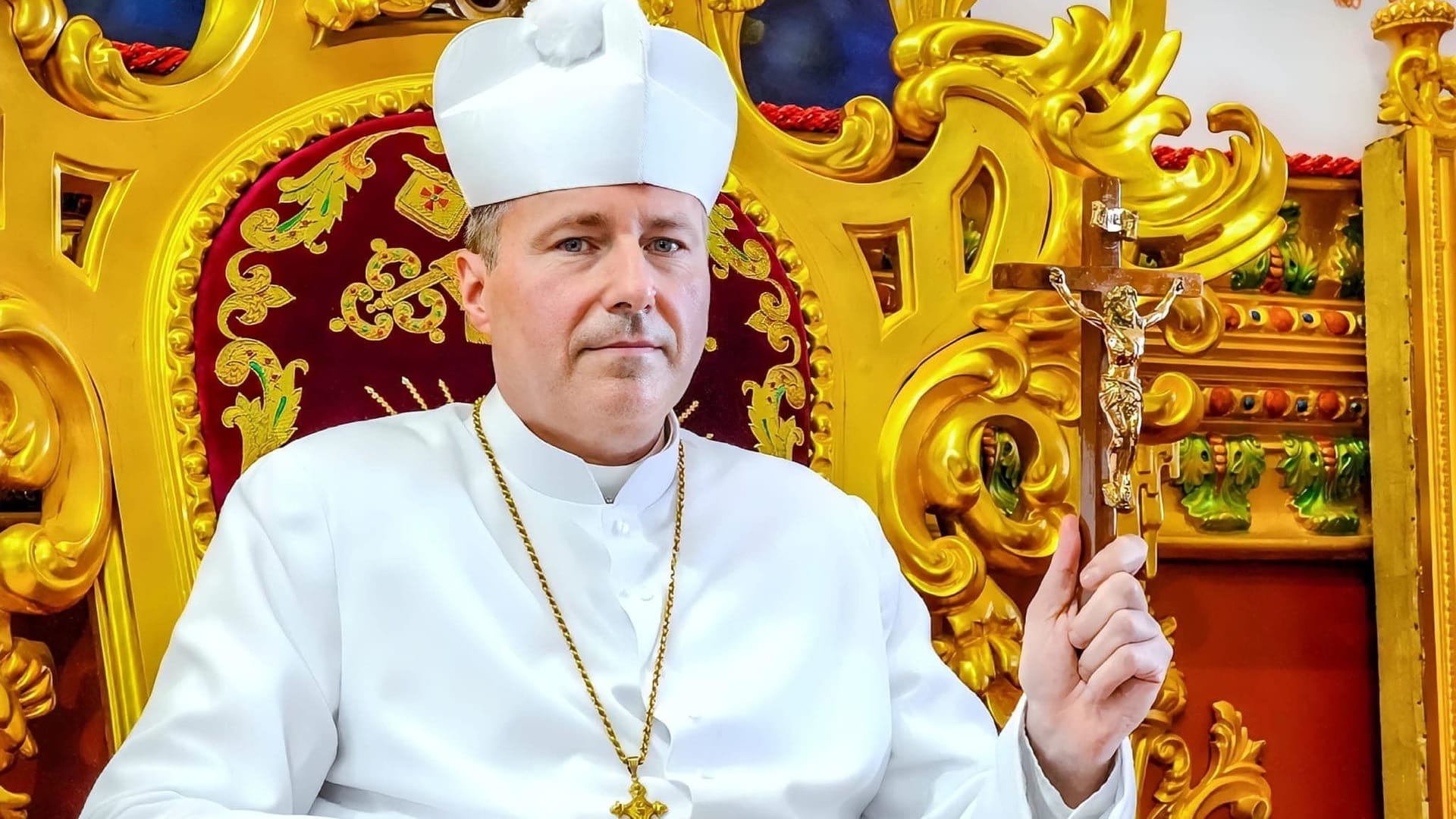 Der Palmarianer-Papst Paulus III. in prunkvollem Thronsessel: Er führt die Sekte an.