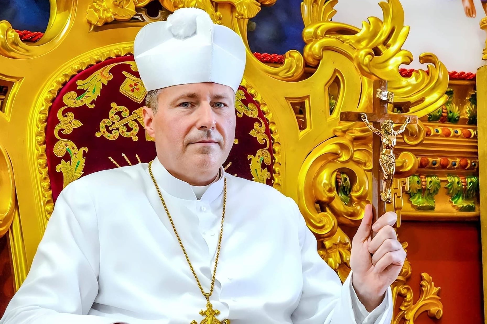 Der Palmarianer-Papst Petrus III. in prunkvollem Thronsessel: Er führt die Sekte als Gegenpapst an.